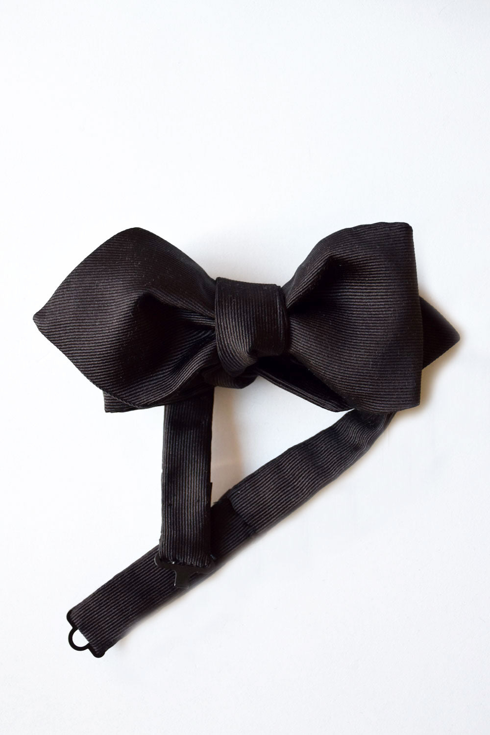 Black silk bow tie with grosgrain texture, stylish and elegant, by Ardentes Clipei, perfect for formal occasions.