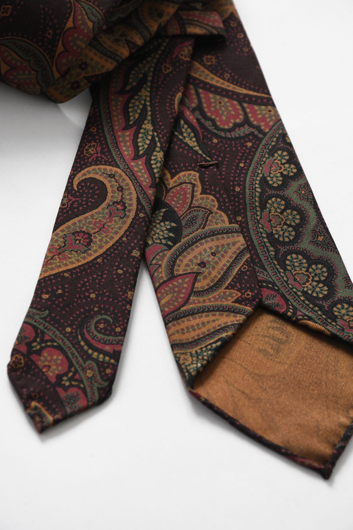 Red Bordeaux paisley motif tie by Ardentes Clipei featuring intricate paisley patterns on smooth fabric.