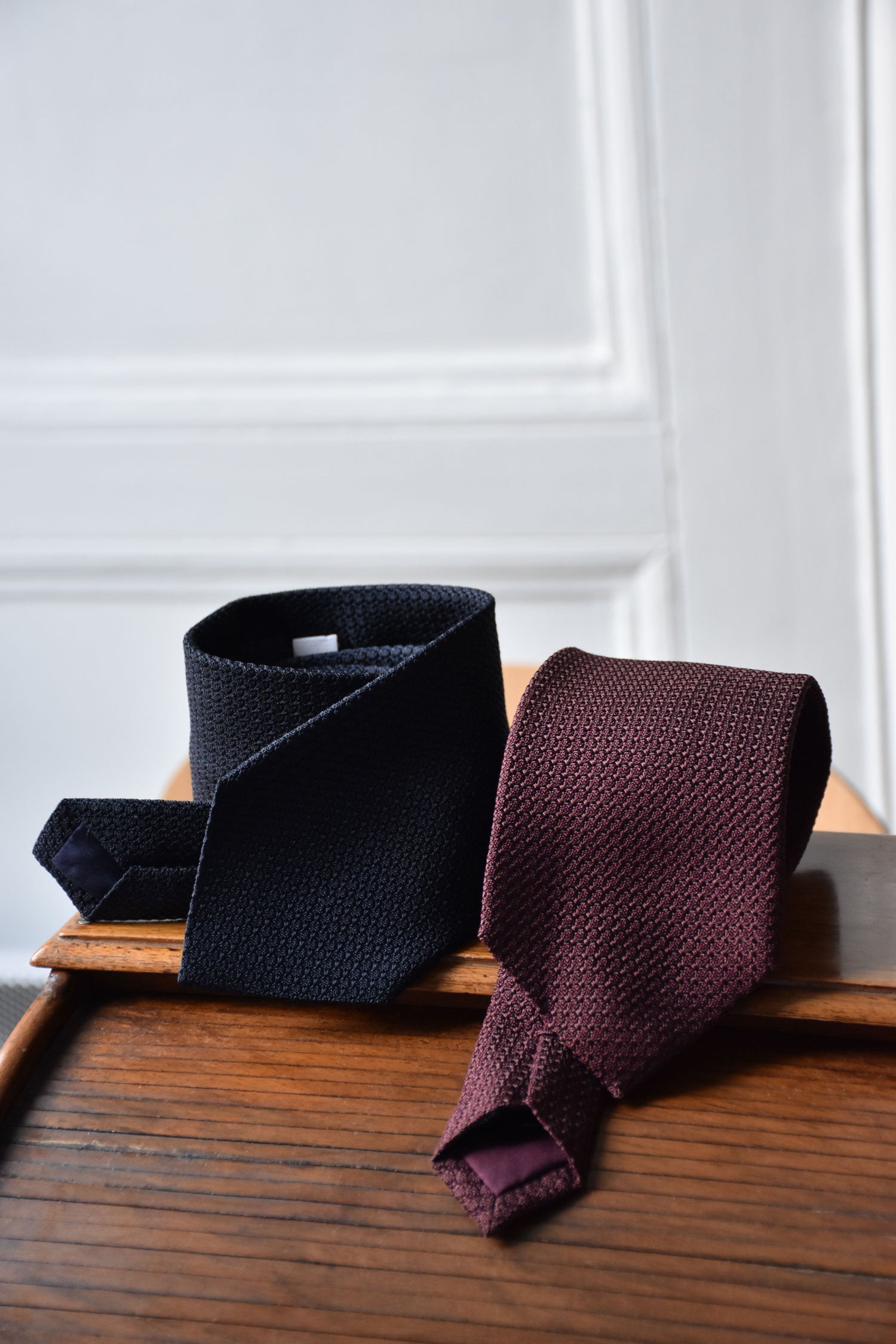 Bordeaux silk grenadine tie by Ardentes Clipei, double-layered, with intricate texture and elegant design.