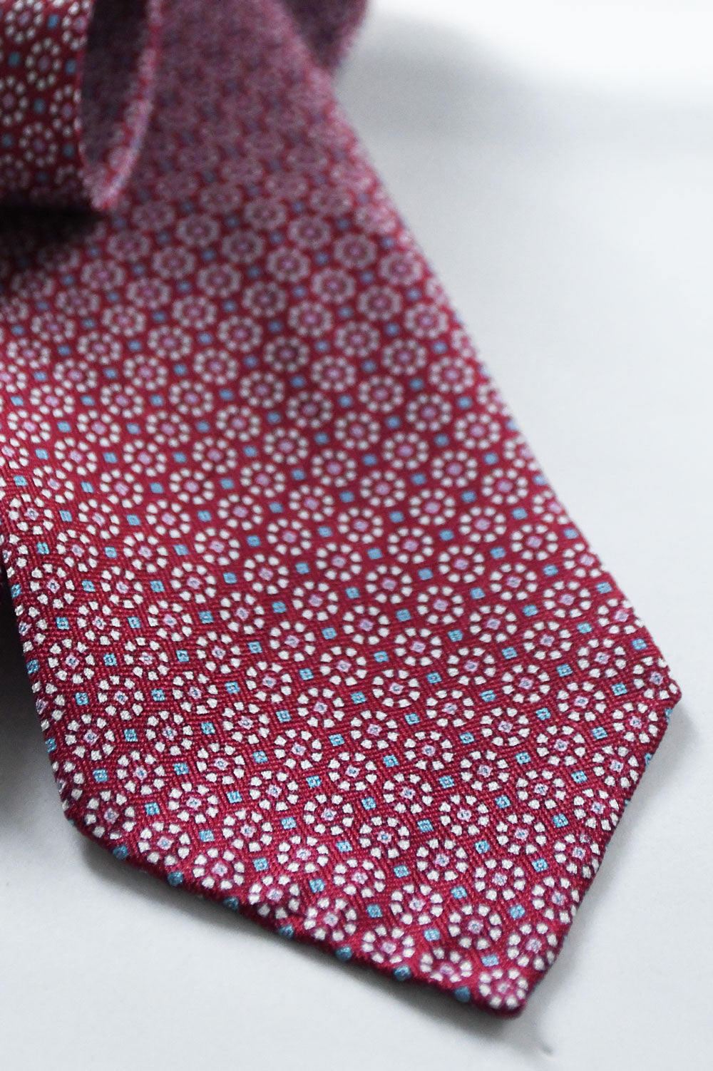 Red cravate with raspberry and geometric pattern, made of silk and linen by Ardentes Clipei.