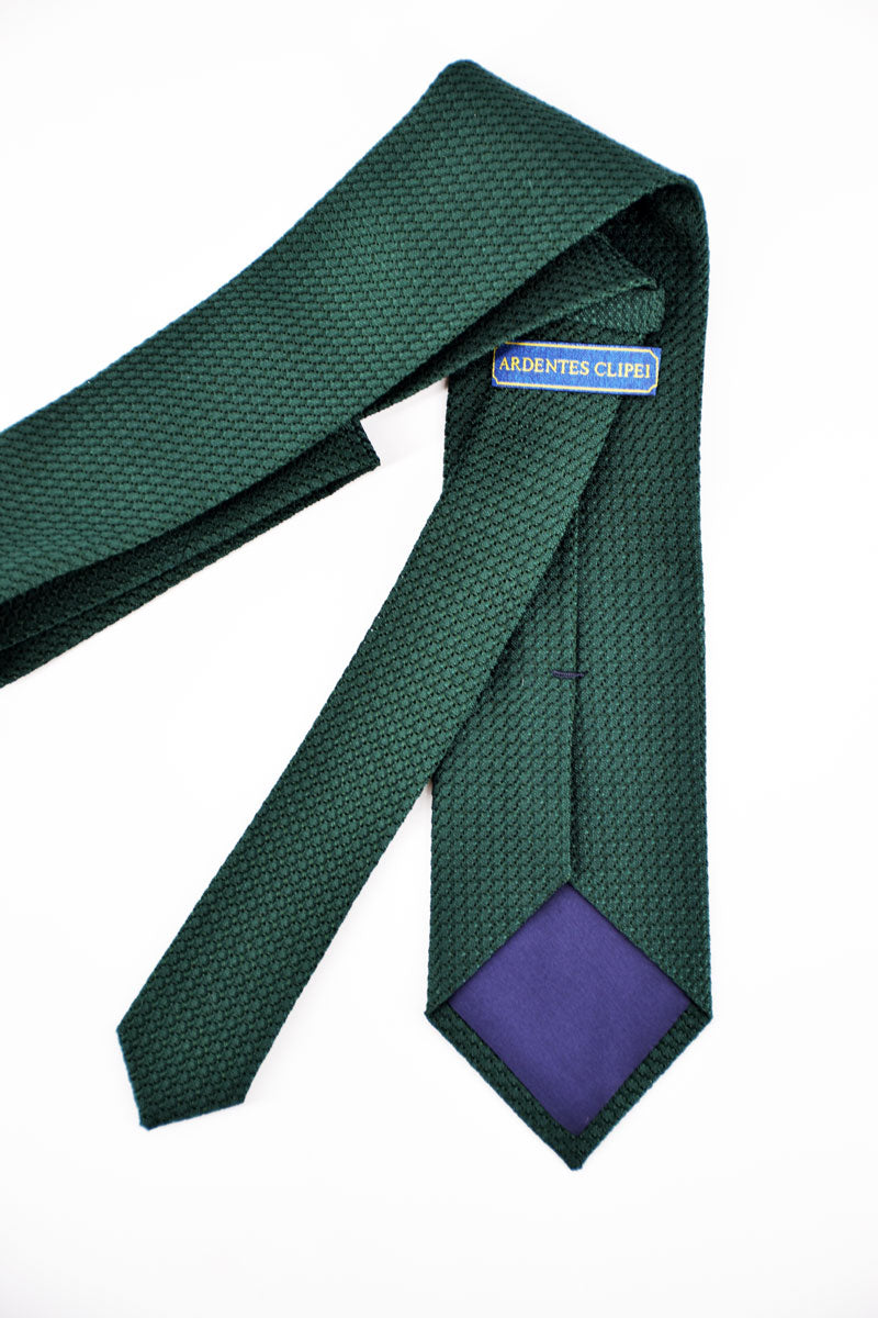 Green silk grenadine cravate by Ardentes Clipei, double-lined, featuring a refined, textured pattern for elegant style.