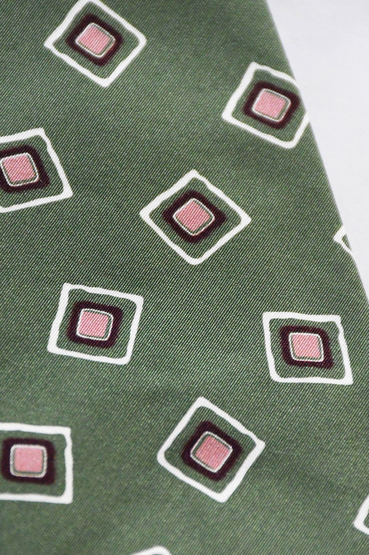 Kaki geometric pattern silk and cotton tie by Ardentes Clipei, featuring a stylish and versatile design.