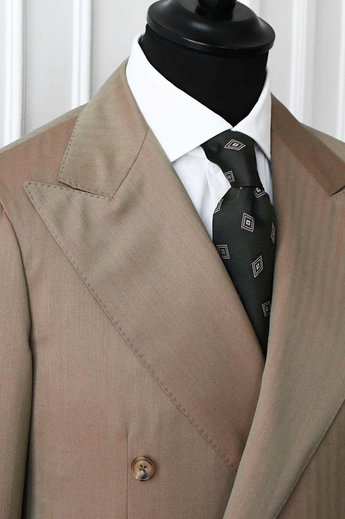 Green silk jacquard tie with diamond pattern by Ardentes Clipei, featuring an intricate geometric losange motif.
