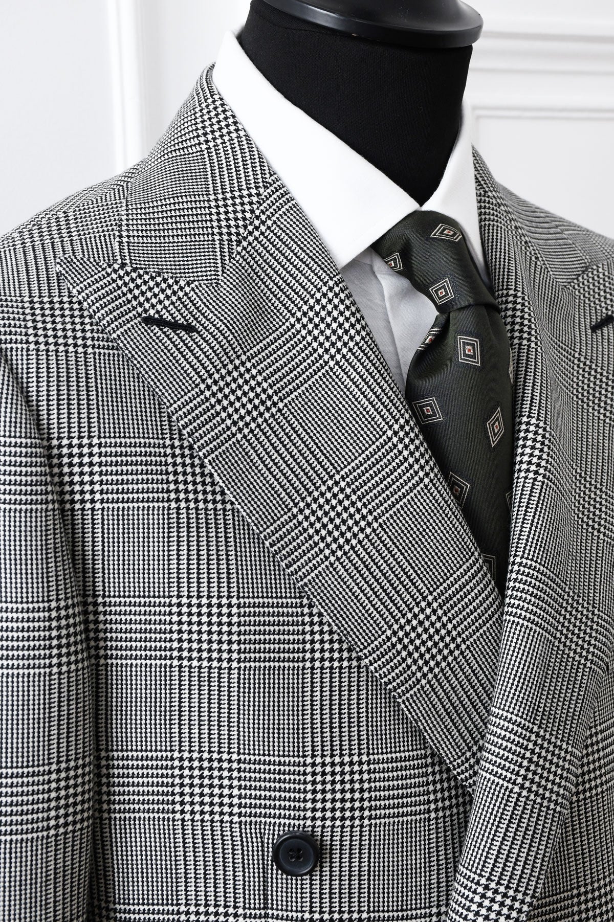 Green silk jacquard tie with diamond pattern by Ardentes Clipei, showcasing a sophisticated woven design.