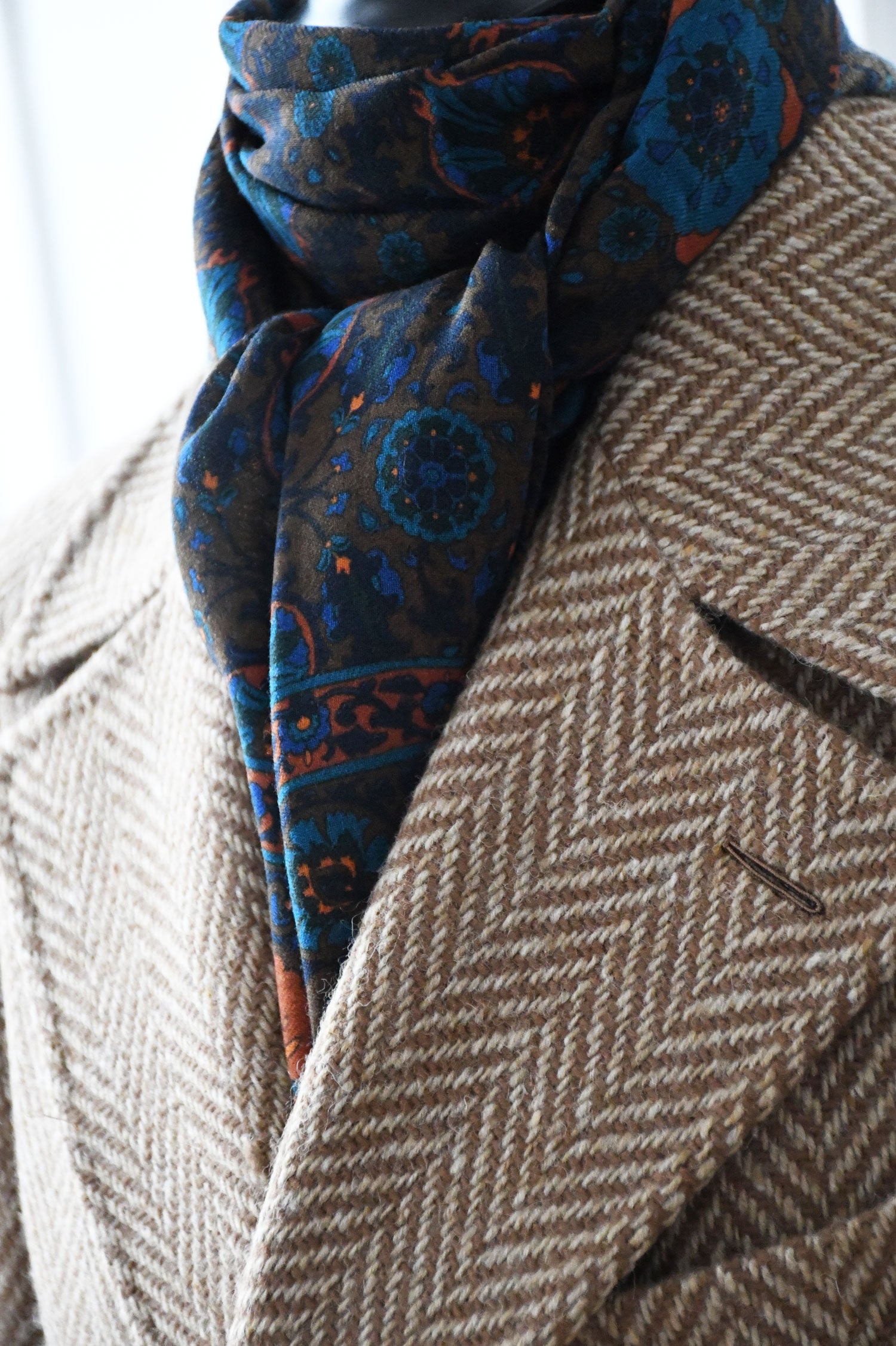 Orange ocre botanical motif scarf from Ardentes Clipei, featuring a stylish and vibrant Echarpe with floral patterns.