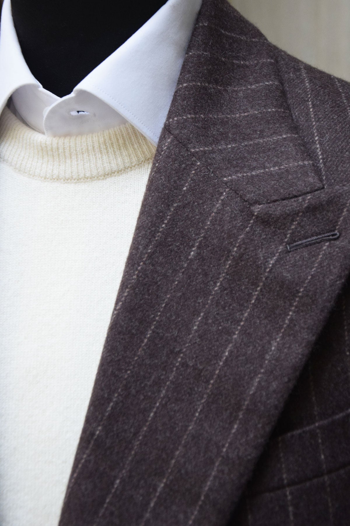 Beige Ardentes Clipei wool crew neck sweater with round collar, made from soft lamb’s wool, lightweight and cozy for casual wear.