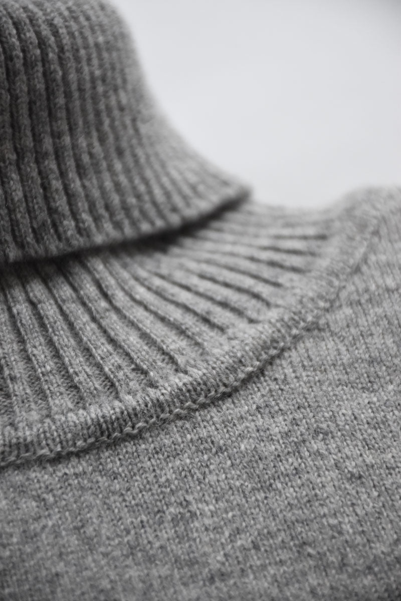 Gray wool turtleneck sweater from Ardentes Clipei, featuring a cozy, knitted lambswool design and a classic fit.