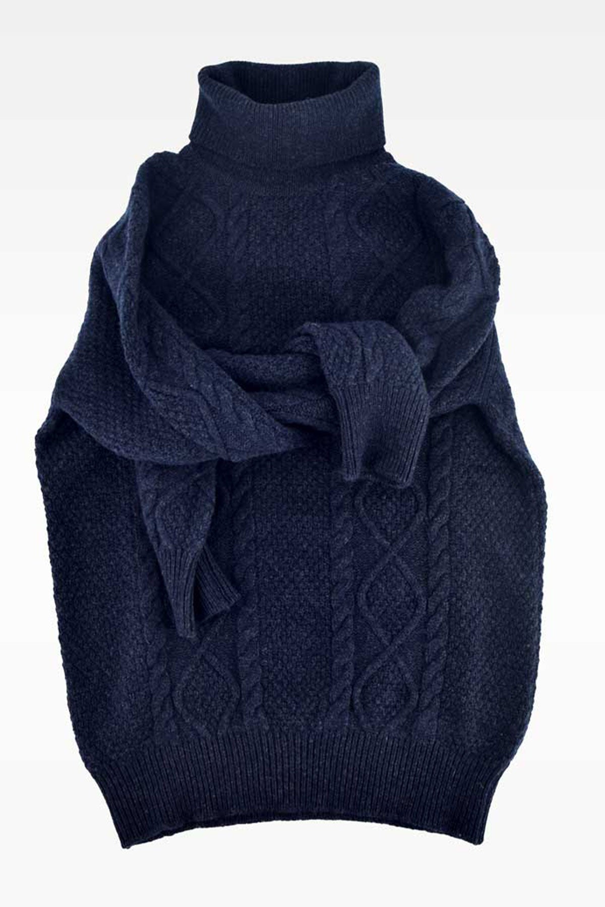 Ardent Ardentes Clipei marine knit sweater with twisted lambswool, long sleeves, and ribbed collar, close-up of textured fabric.