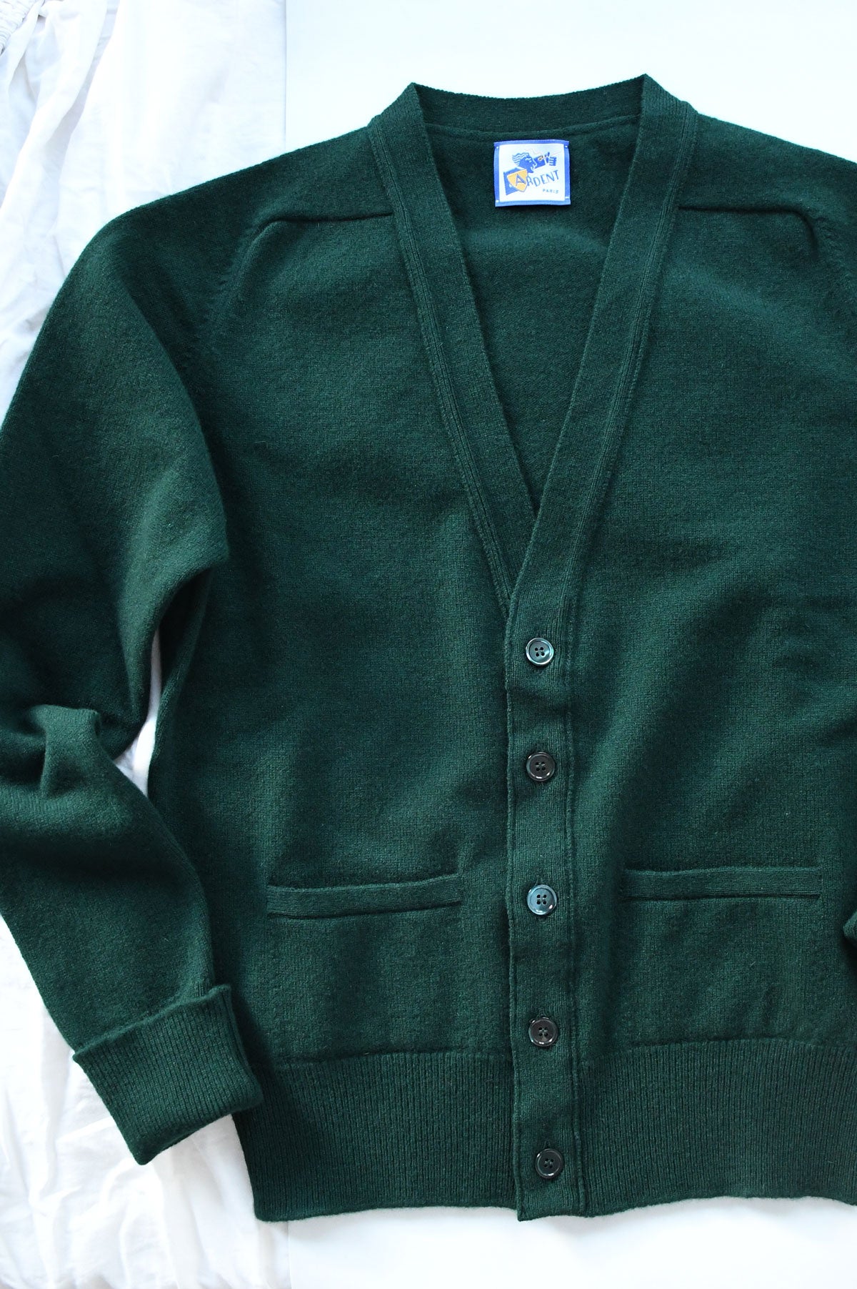 Green forest-colored Ardentes Clipei wool lamb cardigan, lightweight knit, with a cozy and stylish fit.