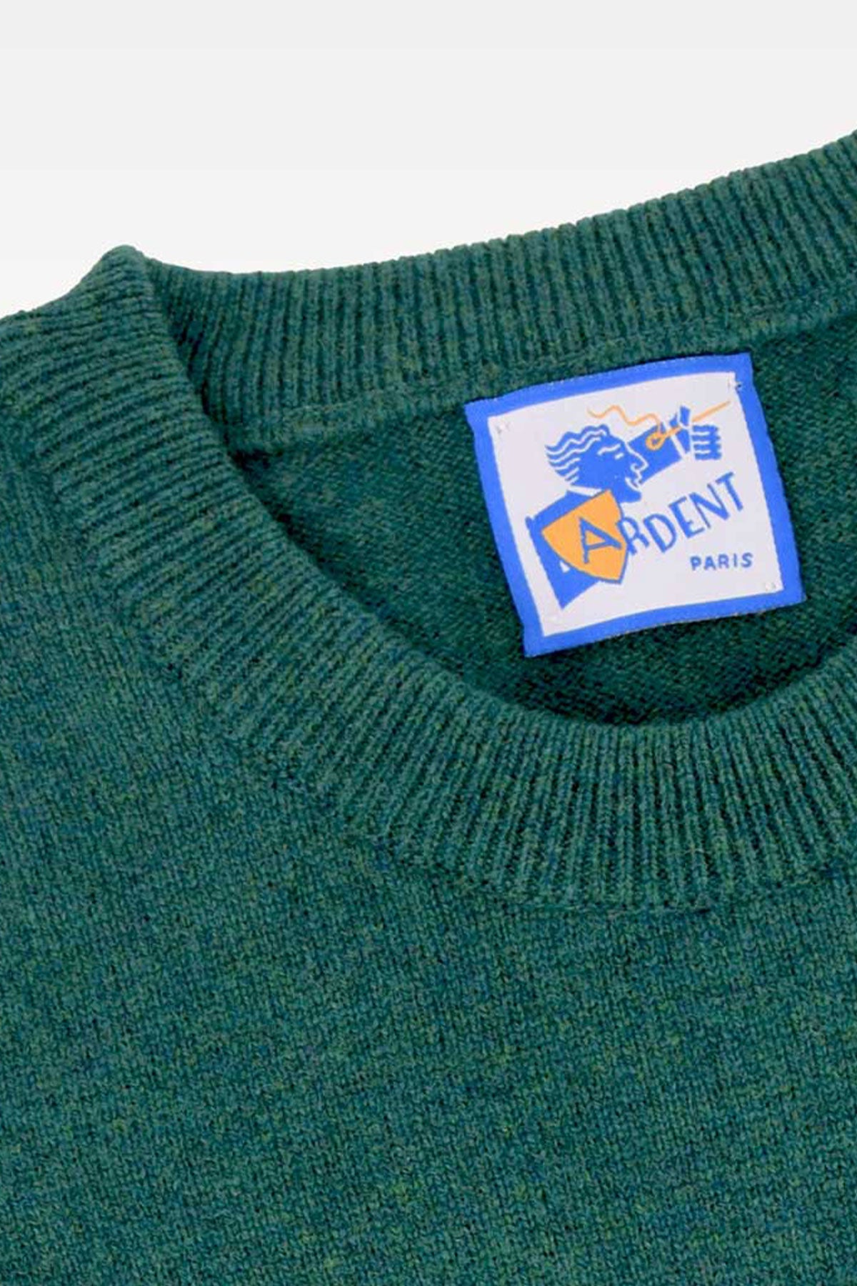 Green round neck lambswool knit sweater from Ardentes Clipei featuring a classic maille style.