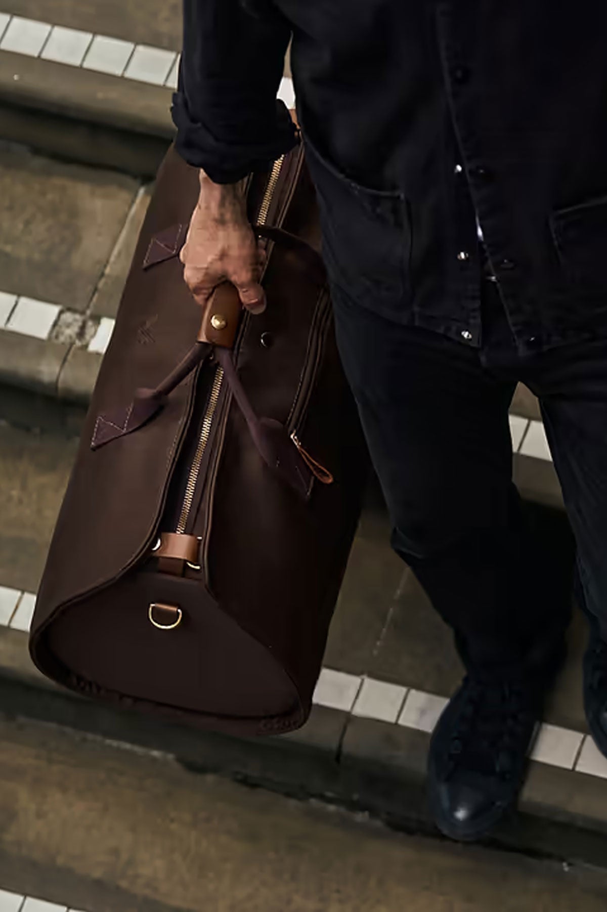 Brown Bennett Winch suit carrier holdall for travel, made of high-quality maroquinerie, designed to carry suits and clothing.