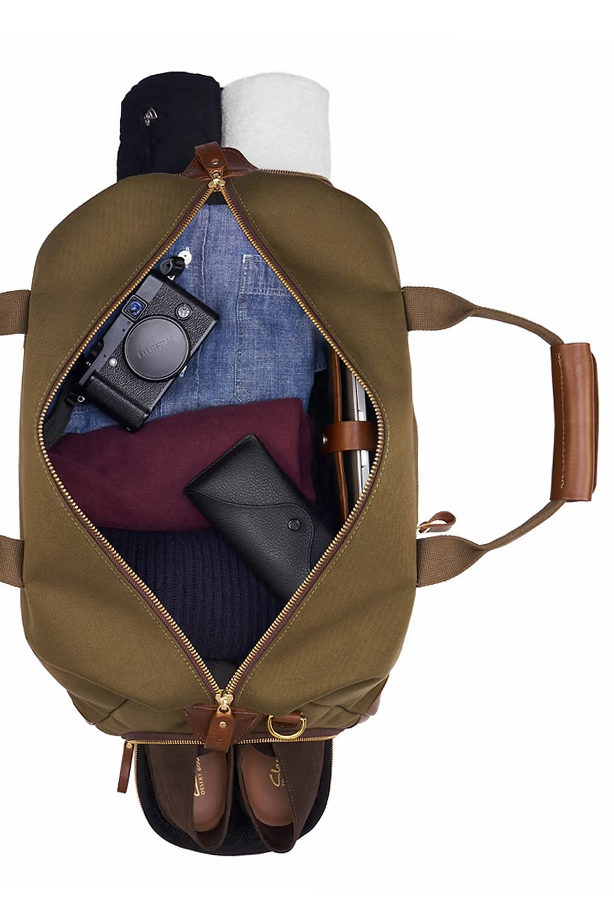Olive green Bennett Winch Sac Weekender leather bag by Ardentes Clipei, showcasing its spacious design and sturdy leather construction.