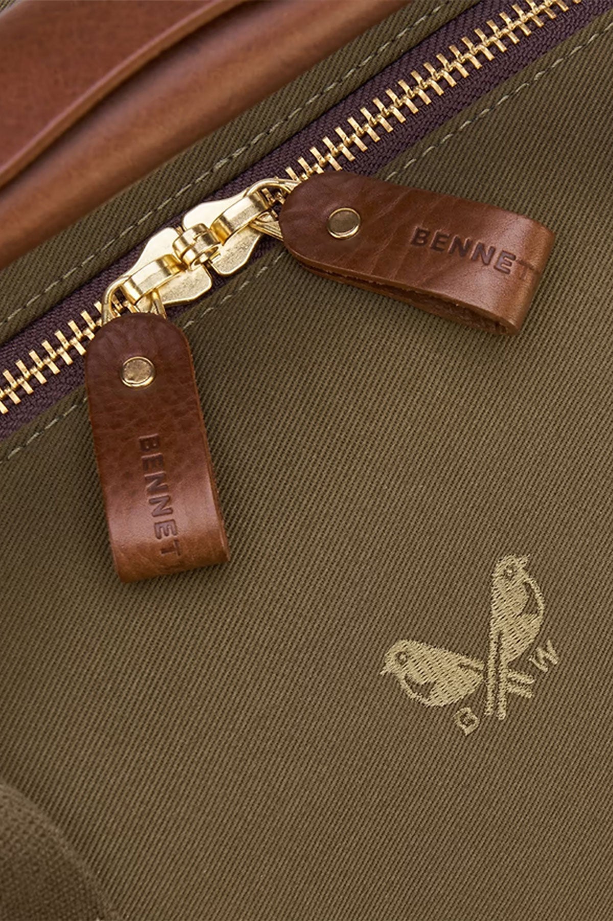 Olive green Bennett Winch Sac Weekender in marroquinerie leather with sturdy handles and spacious design.