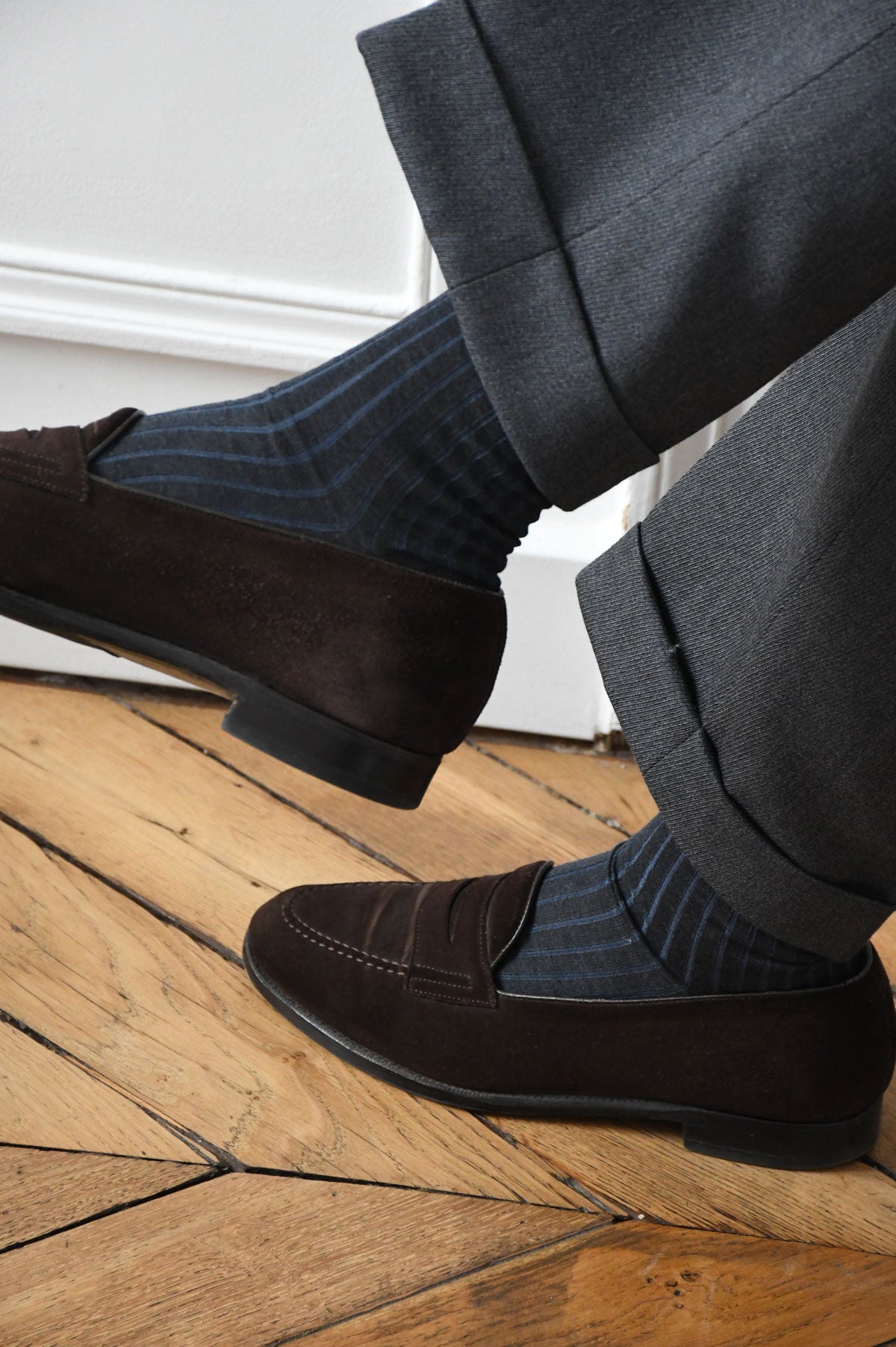 Gray mi-bas socks with fine blue stripes from Ardentes Clipei, featuring a stylish and comfortable design.
