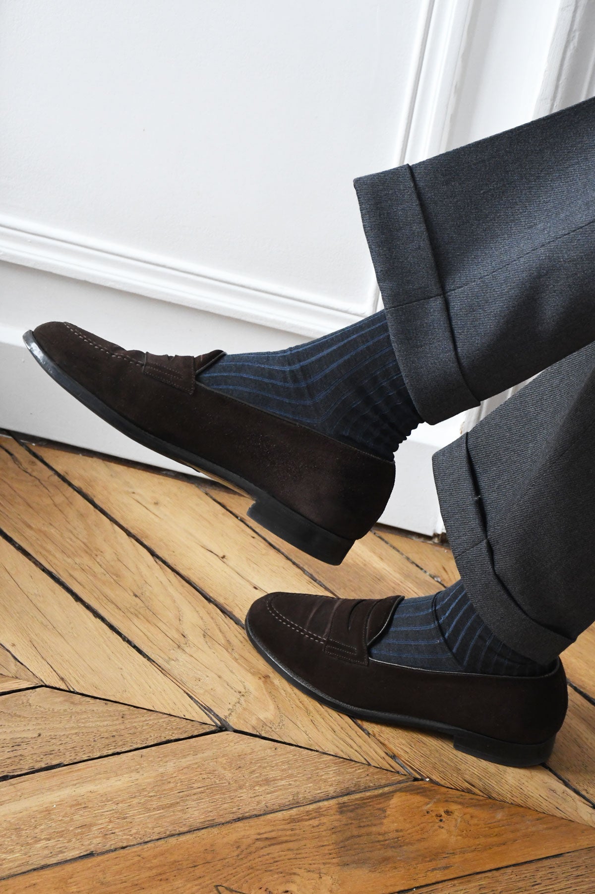 Gray mi-bas socks with fine blue stripes by Ardentes Clipei, shown on a model's legs, highlighting the stylish pattern and soft fabric.