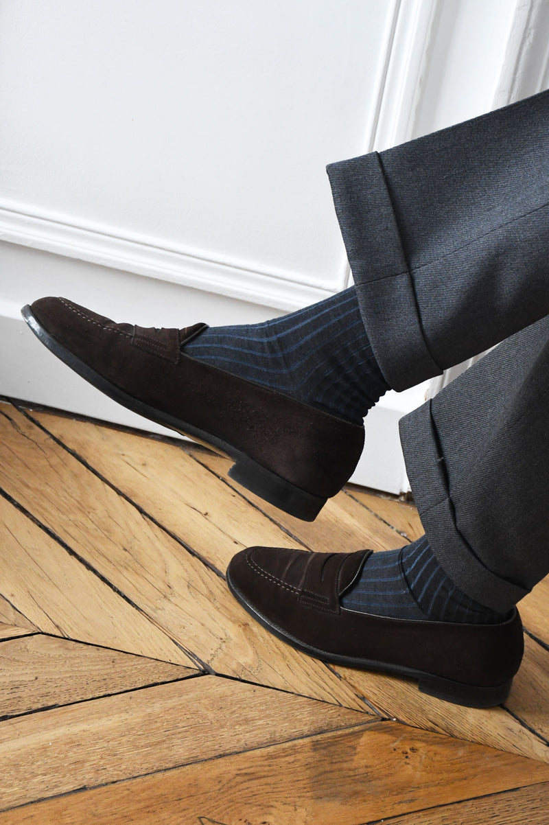 Gray mi-bas socks with fine blue stripes by Ardentes Clipei, shown on a model's legs, highlighting the stylish pattern and soft fabric.
