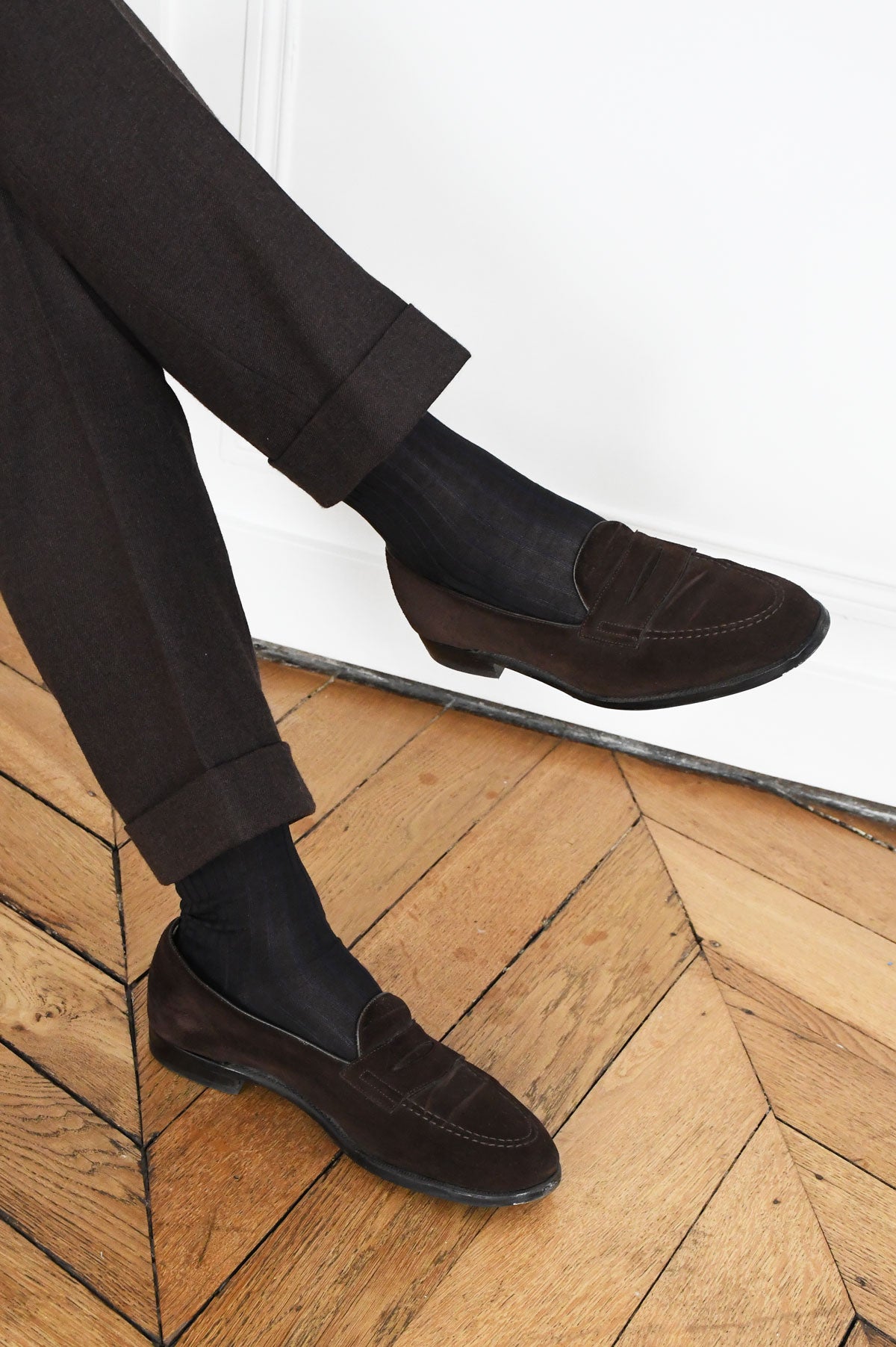 Ardentes Clipei brown and navy striped mi-bas socks with ribbed texture, designed for stylish and comfortable wear.