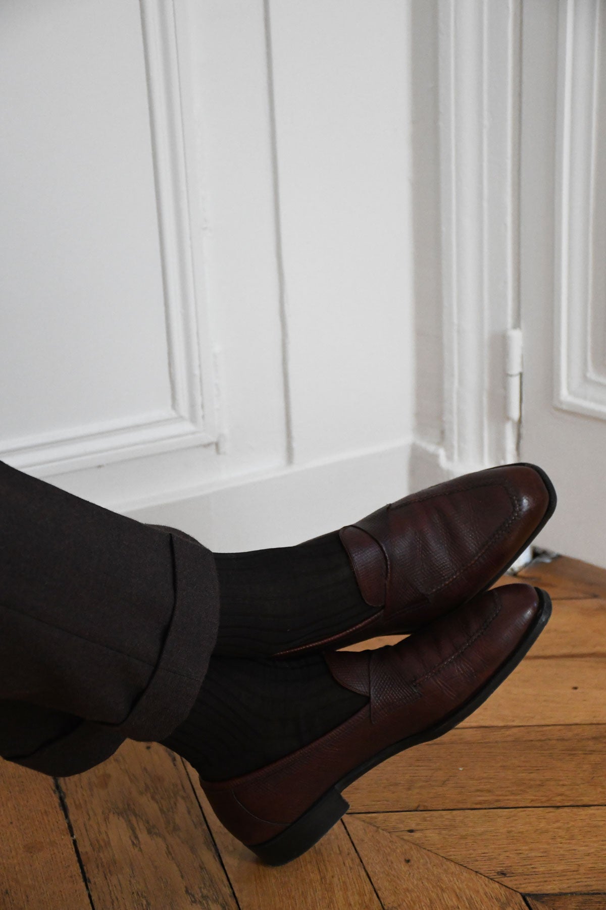 Brown Ardentes Clipei mi-bas socks displayed, close-up view showing the soft fabric and subtle texture of the knee-high stockings.