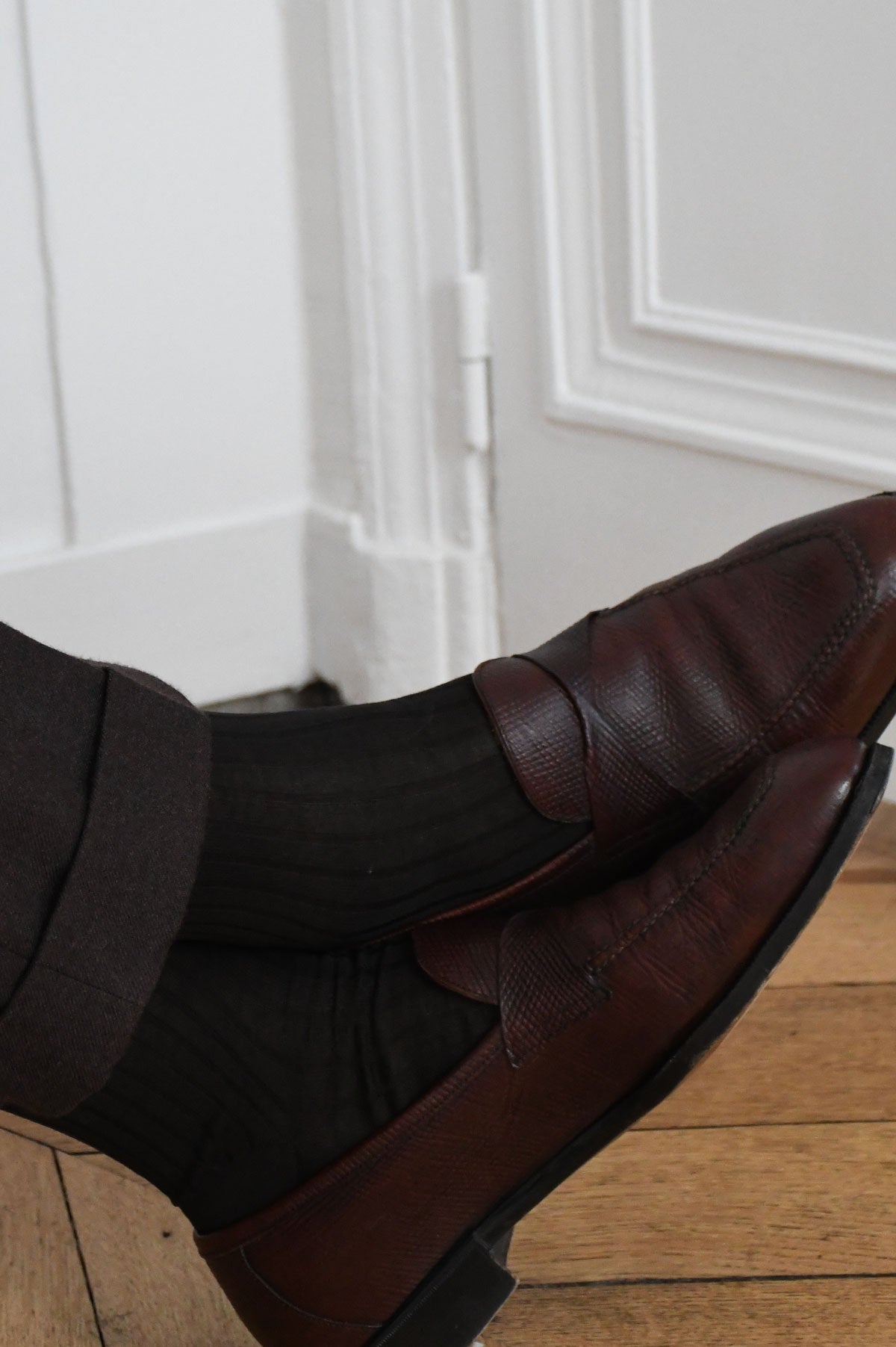 Pair of brown mi-bas socks from Ardentes Clipei, soft and comfortable knit with ribbed texture, stylish for everyday wear.
