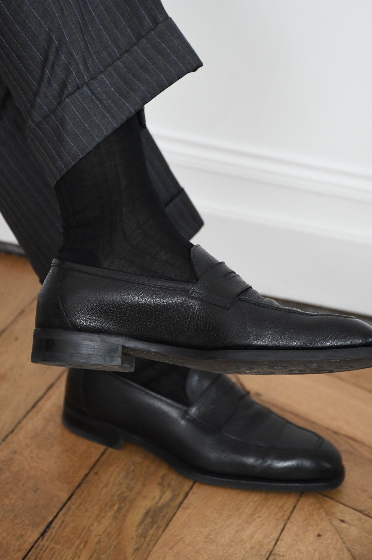Black mid-calf socks from Ardentes Clipei, stylish and comfortable mi-bas in a sleek design.