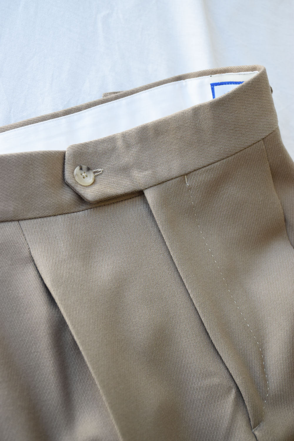 Beige Ardentes Clipei Cavalry Twill pantalons, men's casual trousers with a tailored fit and classic style.