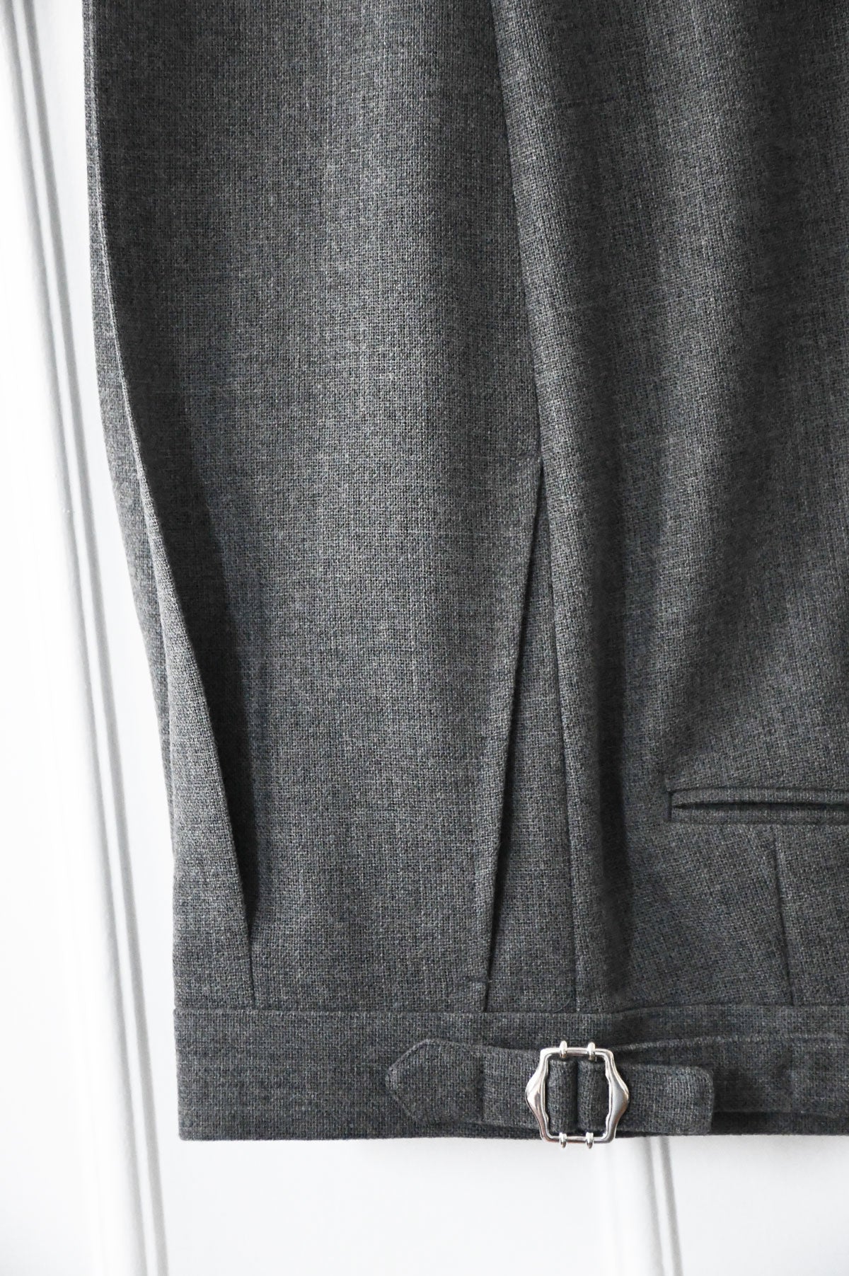 Ardentes Clipei Pantalon Ardent Gris in toile de laine, casual fit, showing front view with waistband and fabric texture.