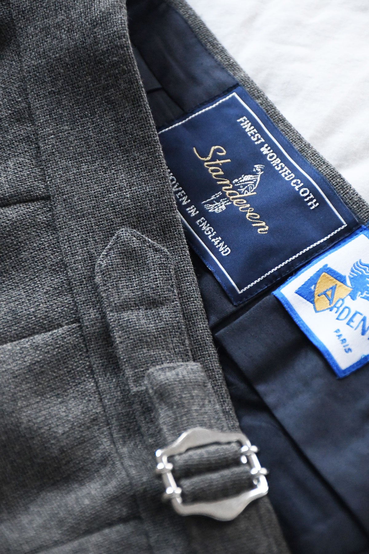 Men's Ardentes Clipei Pantalon Ardent Gris in toile de laine fabric, stylish and tailored for a classic look.