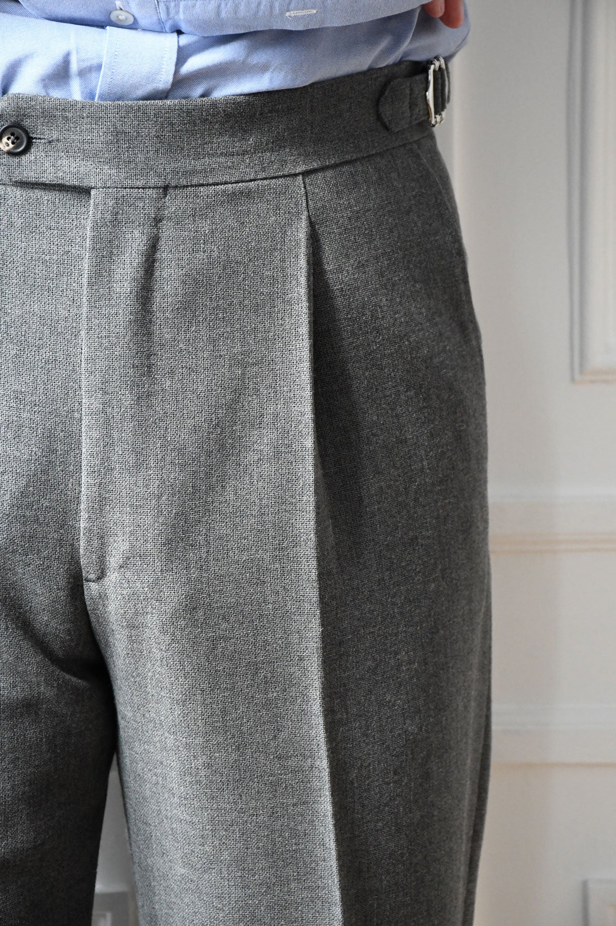 Gray Toile de Laine Pantalon Ardent Gris by Ardentes Clipei, stylish men's trousers with a classic fit and textured fabric.