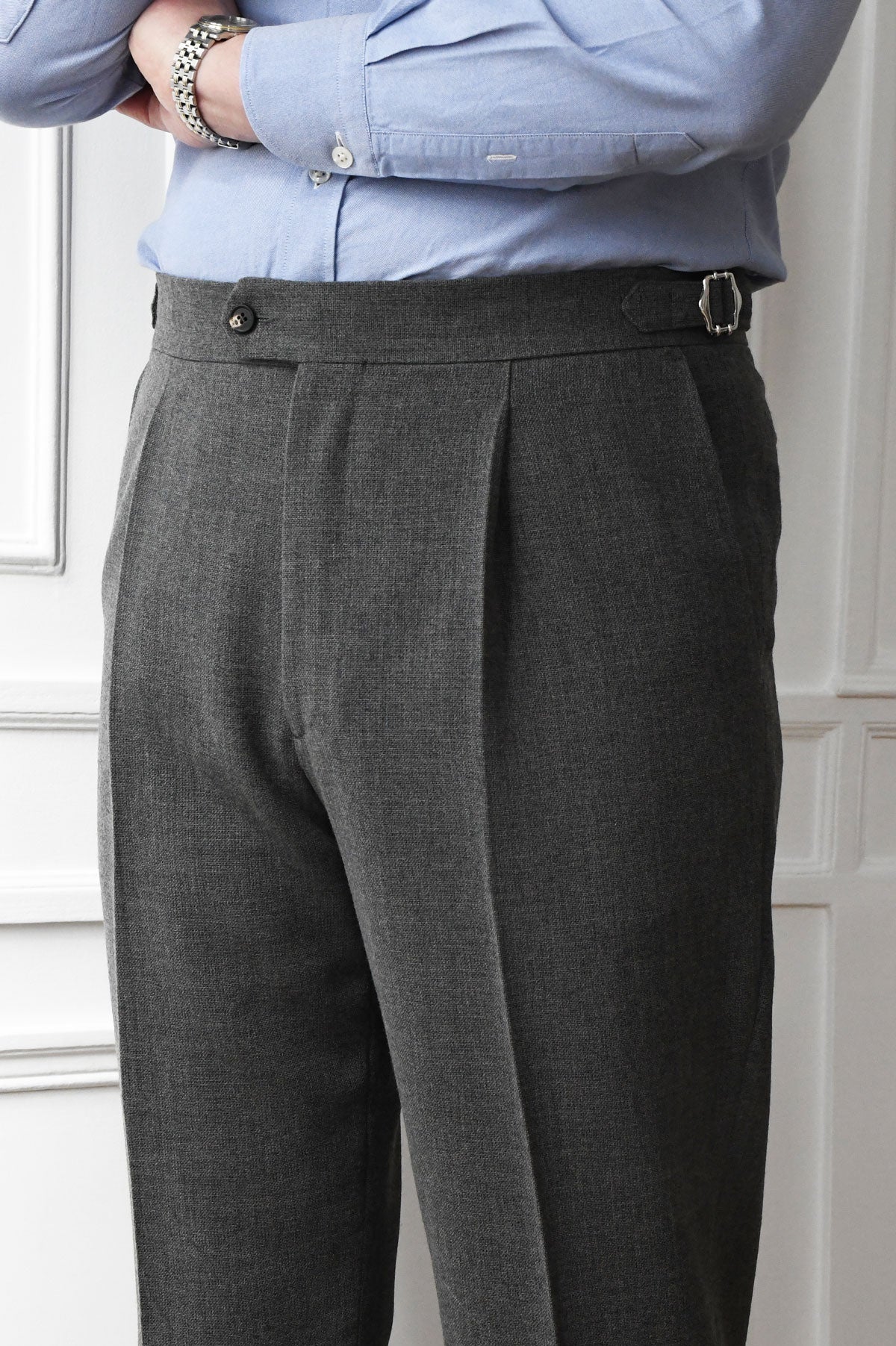 Gray toile de laine Pantalon Ardent Gris by Ardentes Clipei, tailored fit, soft fabric, front pockets, stylish and comfortable.