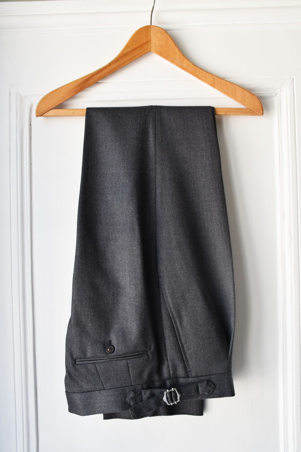 Ardentes Clipei Cavalry Twill Pantalon in medium gray, stylish men's casual trousers with a tailored fit and comfortable fabric.