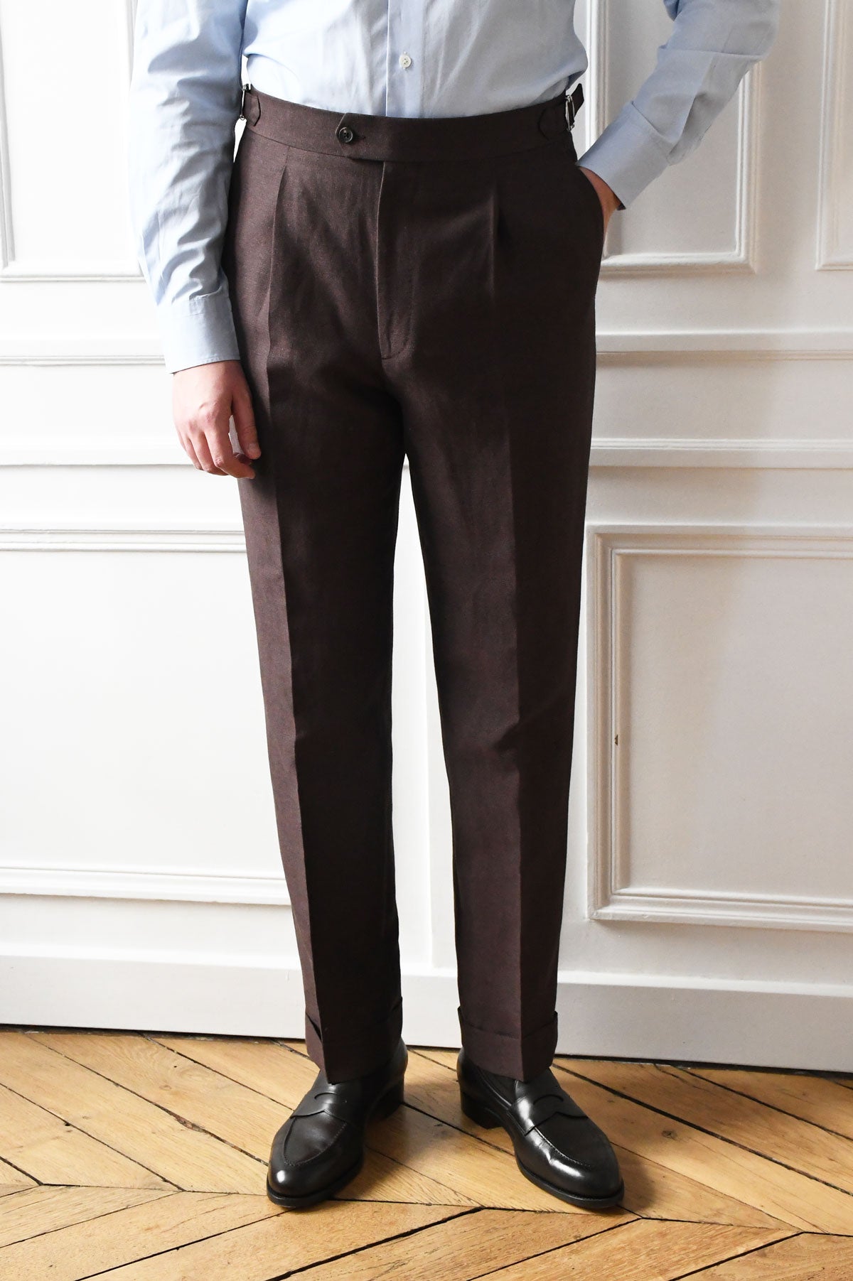 Brown Lin Laine Fresco Maison Hellard pantalon by Ardentes Clipei, showing the tailored fit and textured fabric detail.