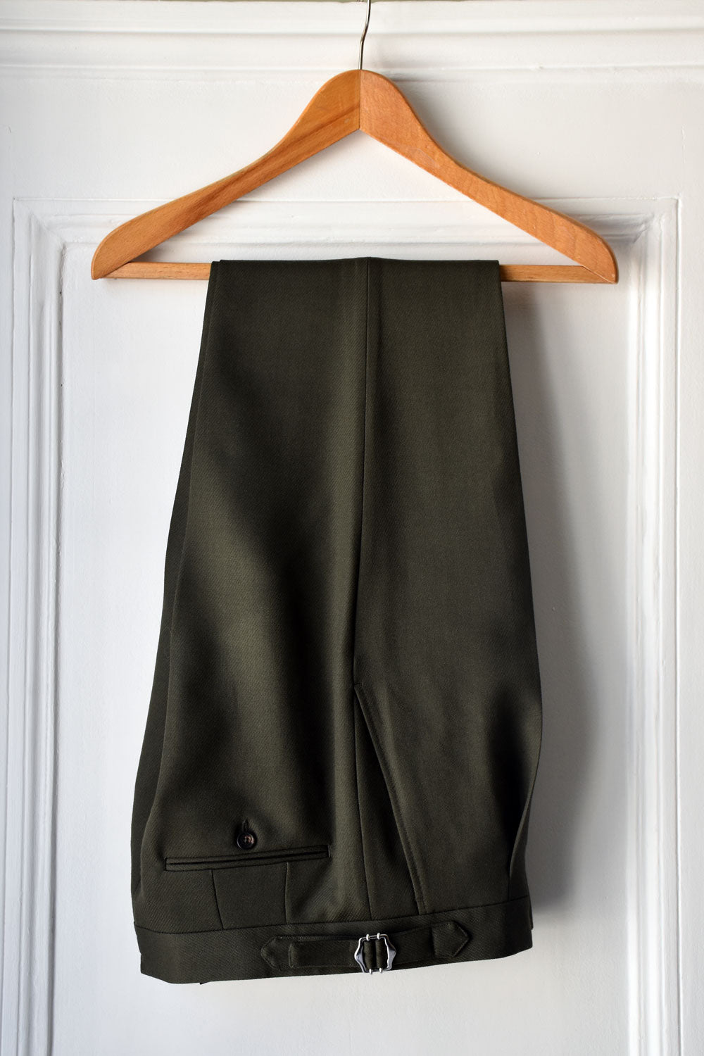 Ardentes Clipei Cavalry Twill Pantalon in kaki, casual men's trousers with a relaxed fit and durable fabric detail.