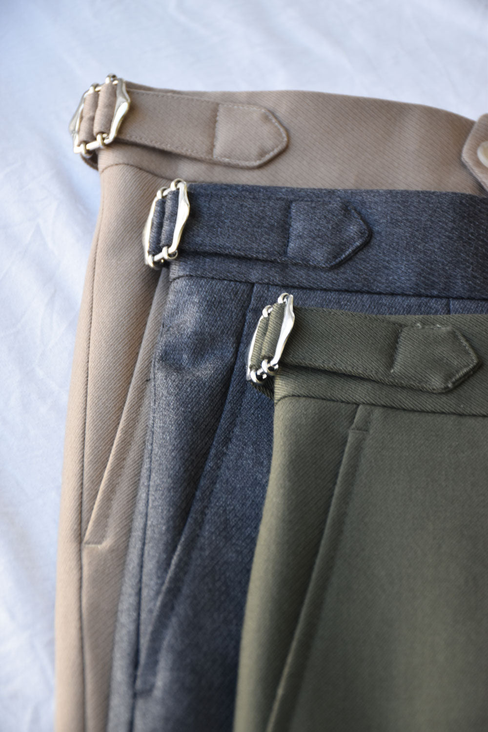 Ardentes Clipei Cavalry Twill Pantalon in kaki, casual men's trousers with a comfortable fit and classic style.