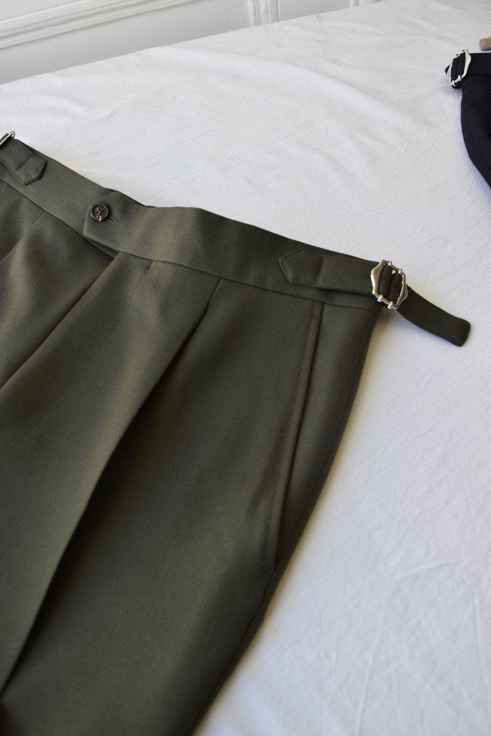 Kaki Ardentes Clipei Cavalry Twill pantalon, men’s casual trousers with a relaxed fit and durable twill fabric.