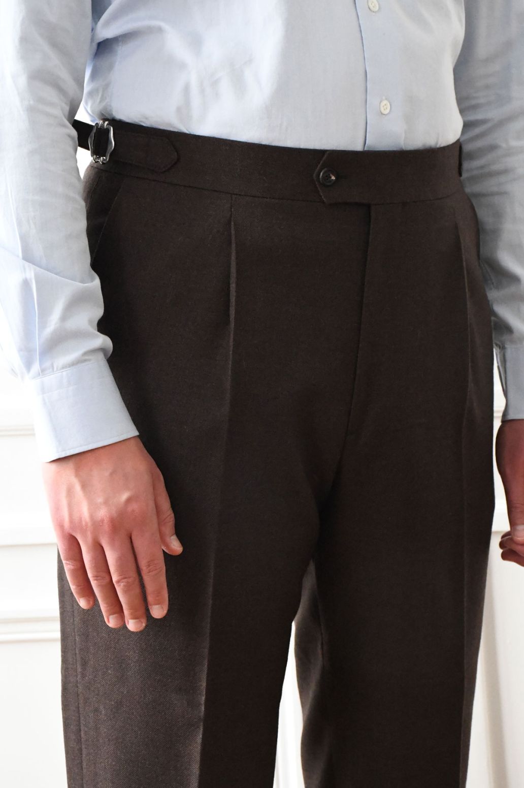 Ardentes Clipei Cavalry Twill Pantalon in warm brown, stylish and comfortable men's casual trousers with a classic fit.