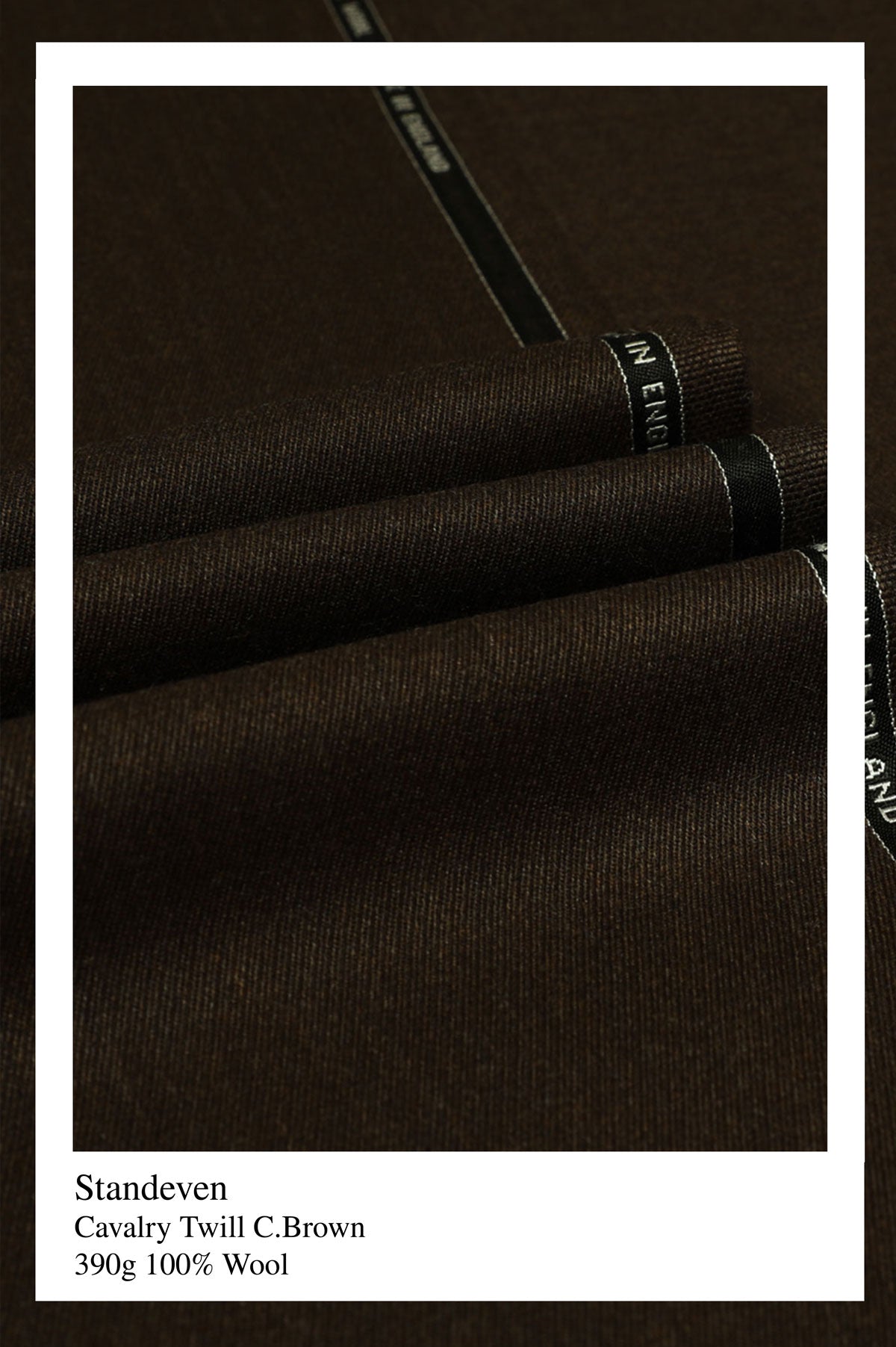 Ardentes Clipei Cavalry Twill Pantalon in Marron, casual brown pants with a tailored fit, made from durable twill fabric.