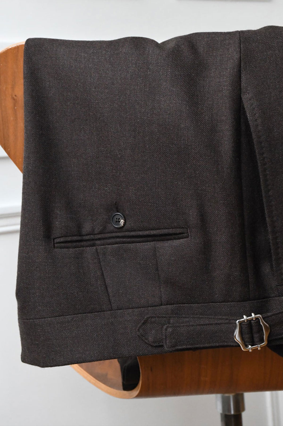 Ardentes Clipei cavalry twill pantalon in warm brown, casual fit, shown on a model with front view and belt loops.