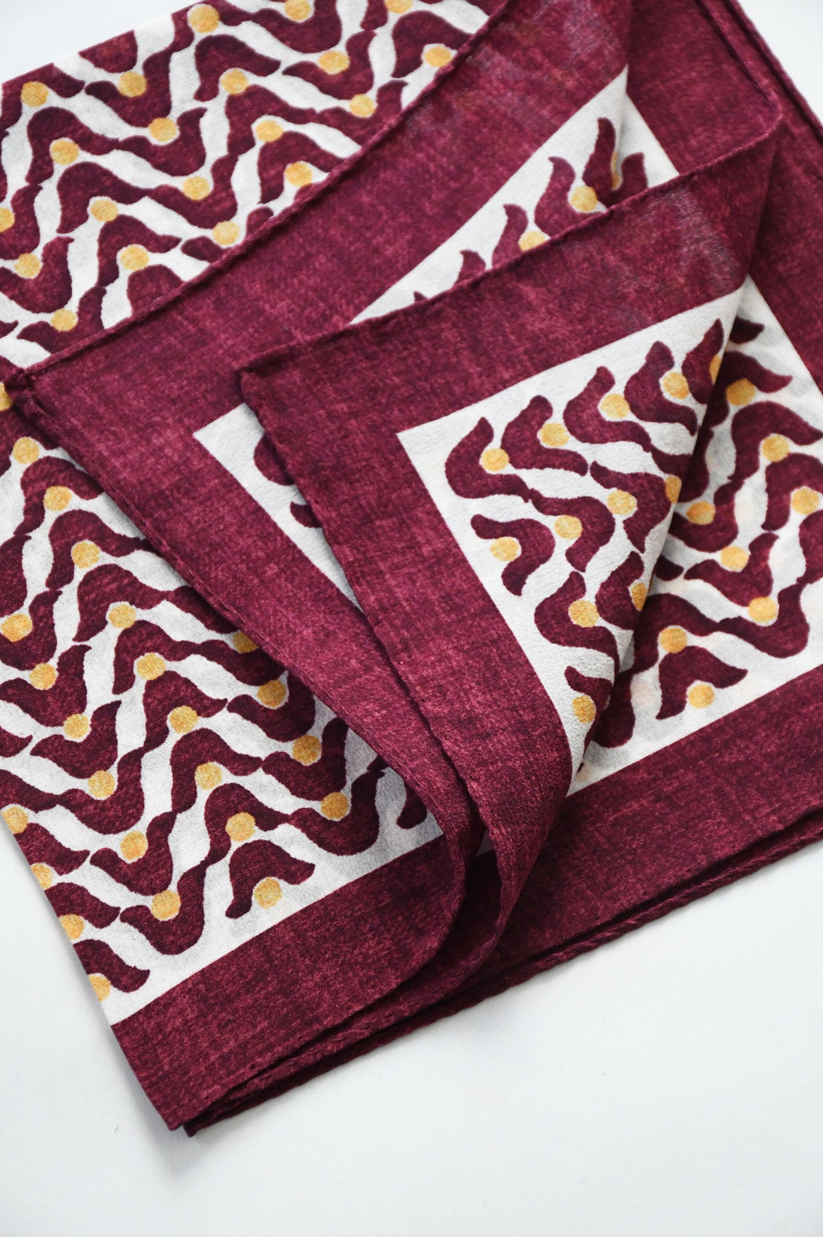 Red Ardentes Clipei pochette with Bordeaux color and vague motif, showcasing elegant design and compact size.
