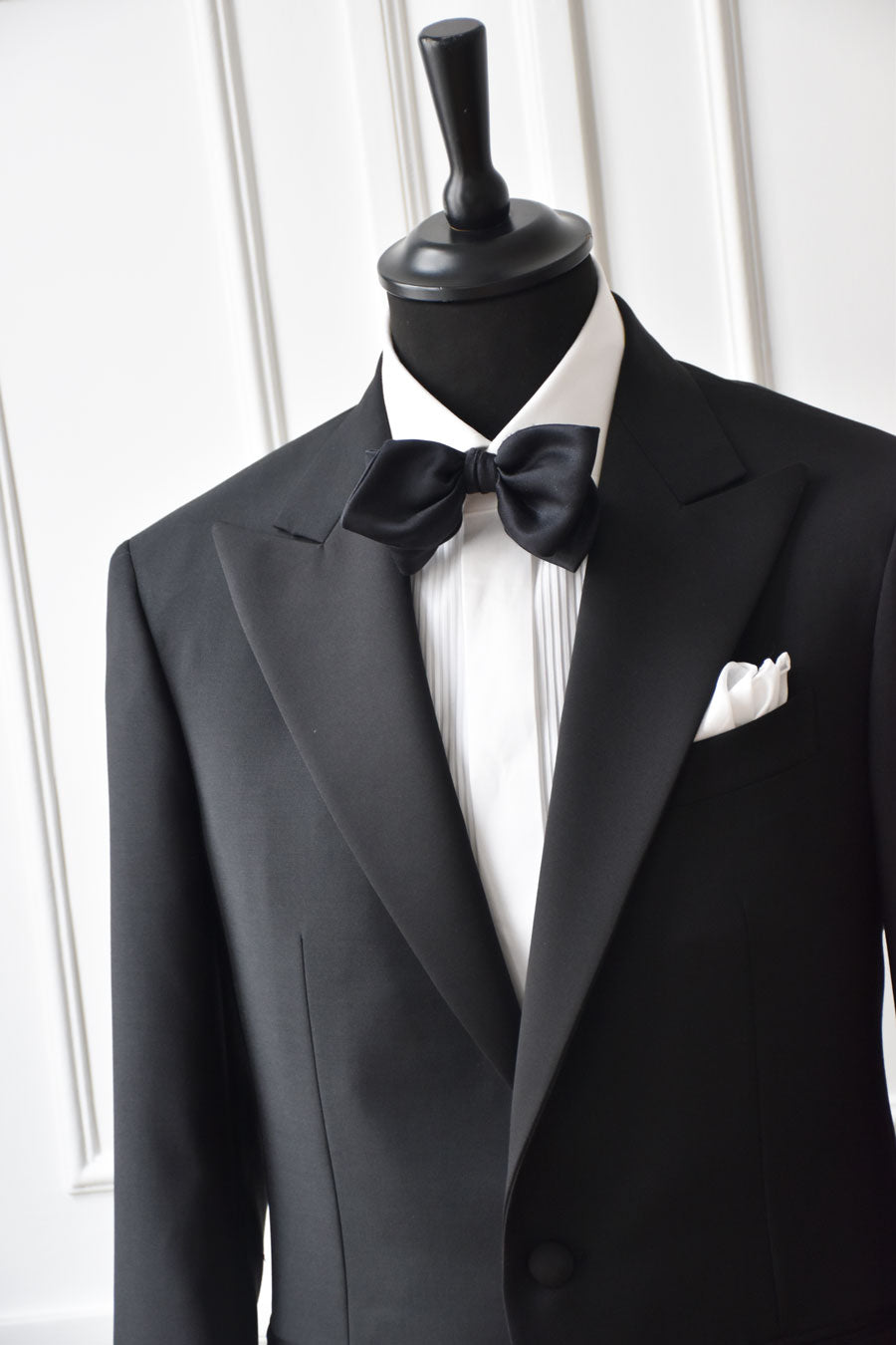  smoking noir pour mariage, col en pointe, nœud papillon noir et chemise plissée