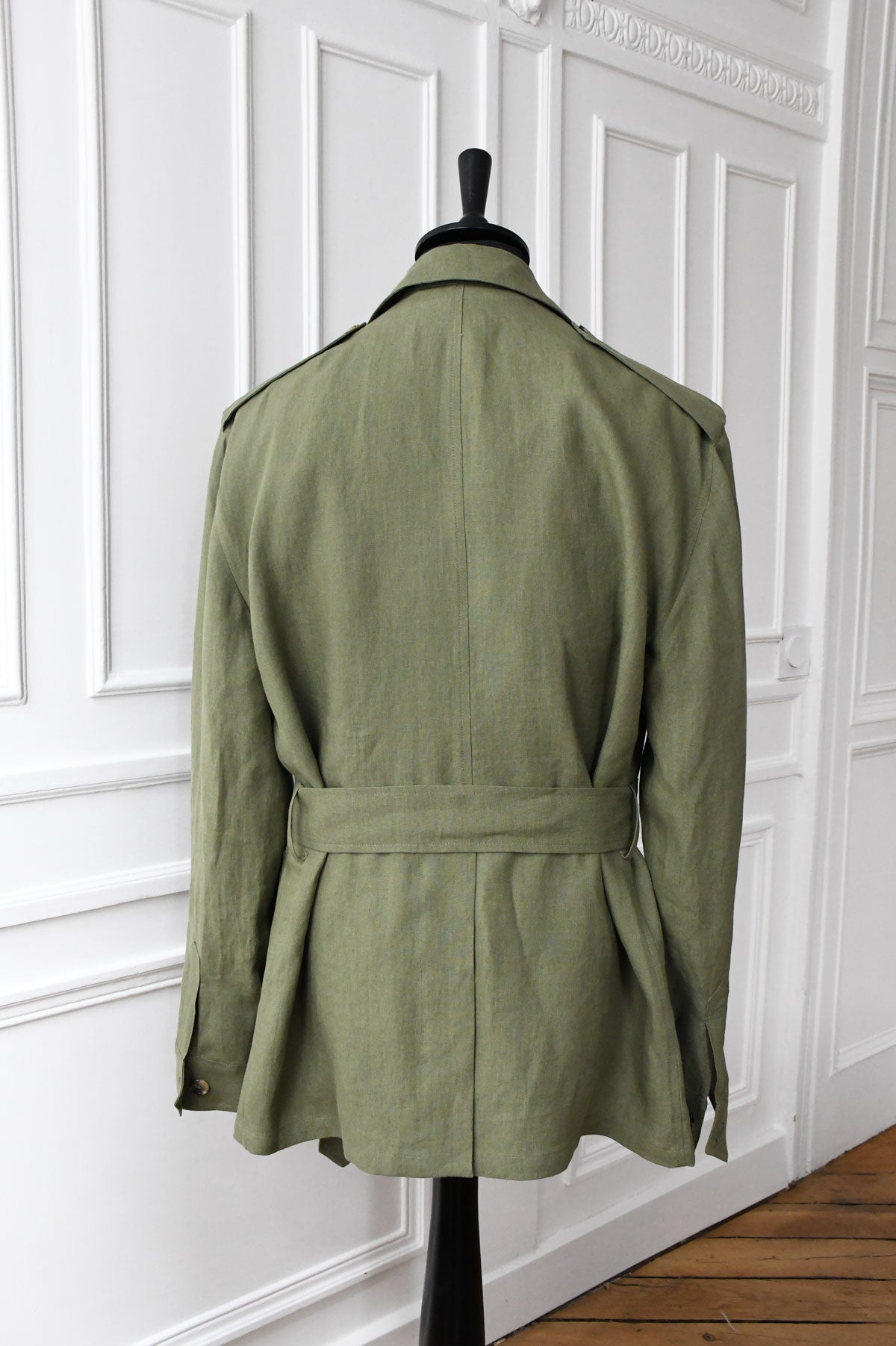 Ardentes Clipei Cigar Safari Veste in MTO Lin Maison Hellard, stylish tailored jacket with safari-inspired design and detailed stitching