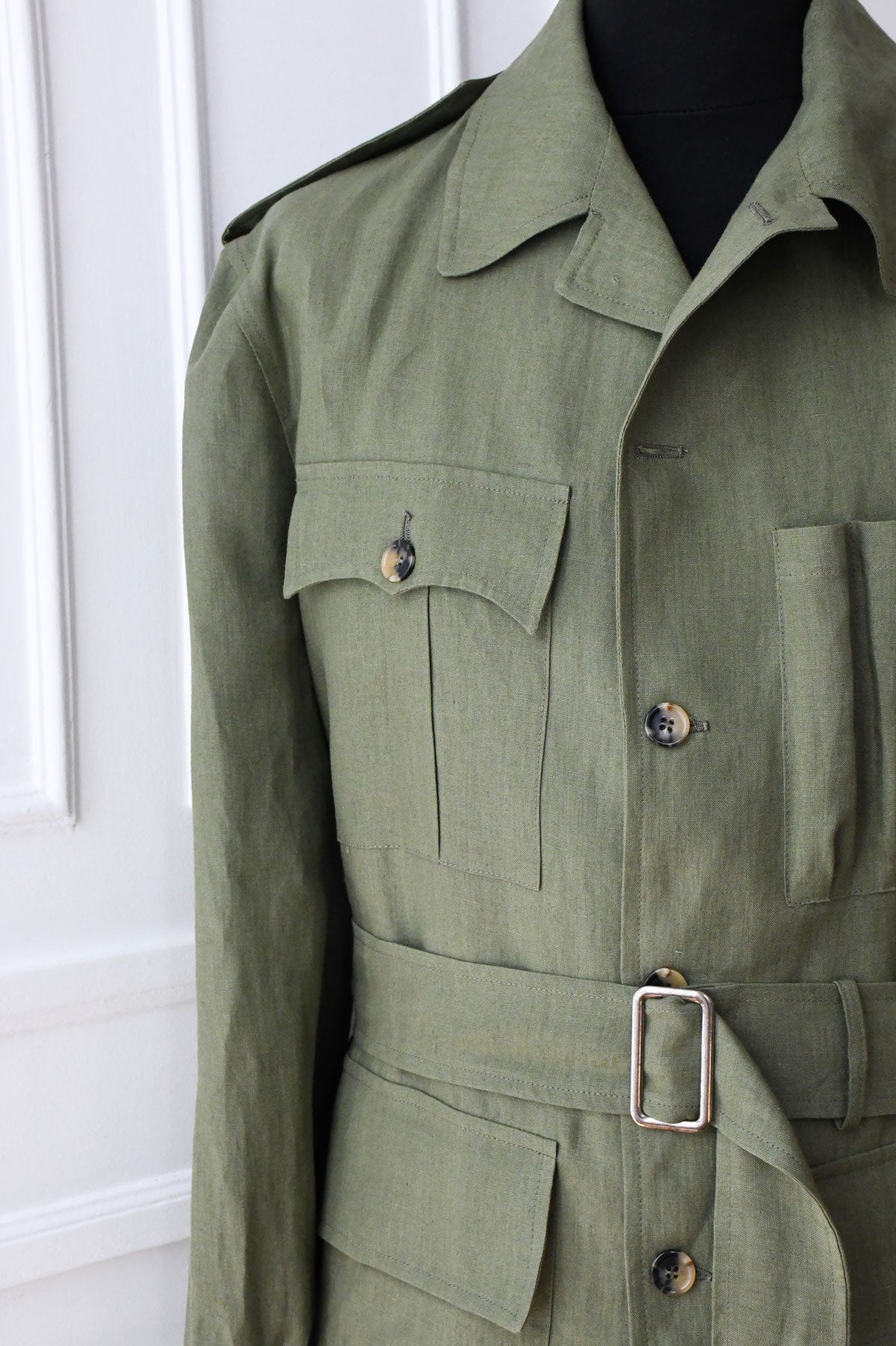 Ardentes Clipei Cigar Safari Veste in MTO Lin Maison Hellard with tailored design and detailed fabric, displayed on a hanger.
