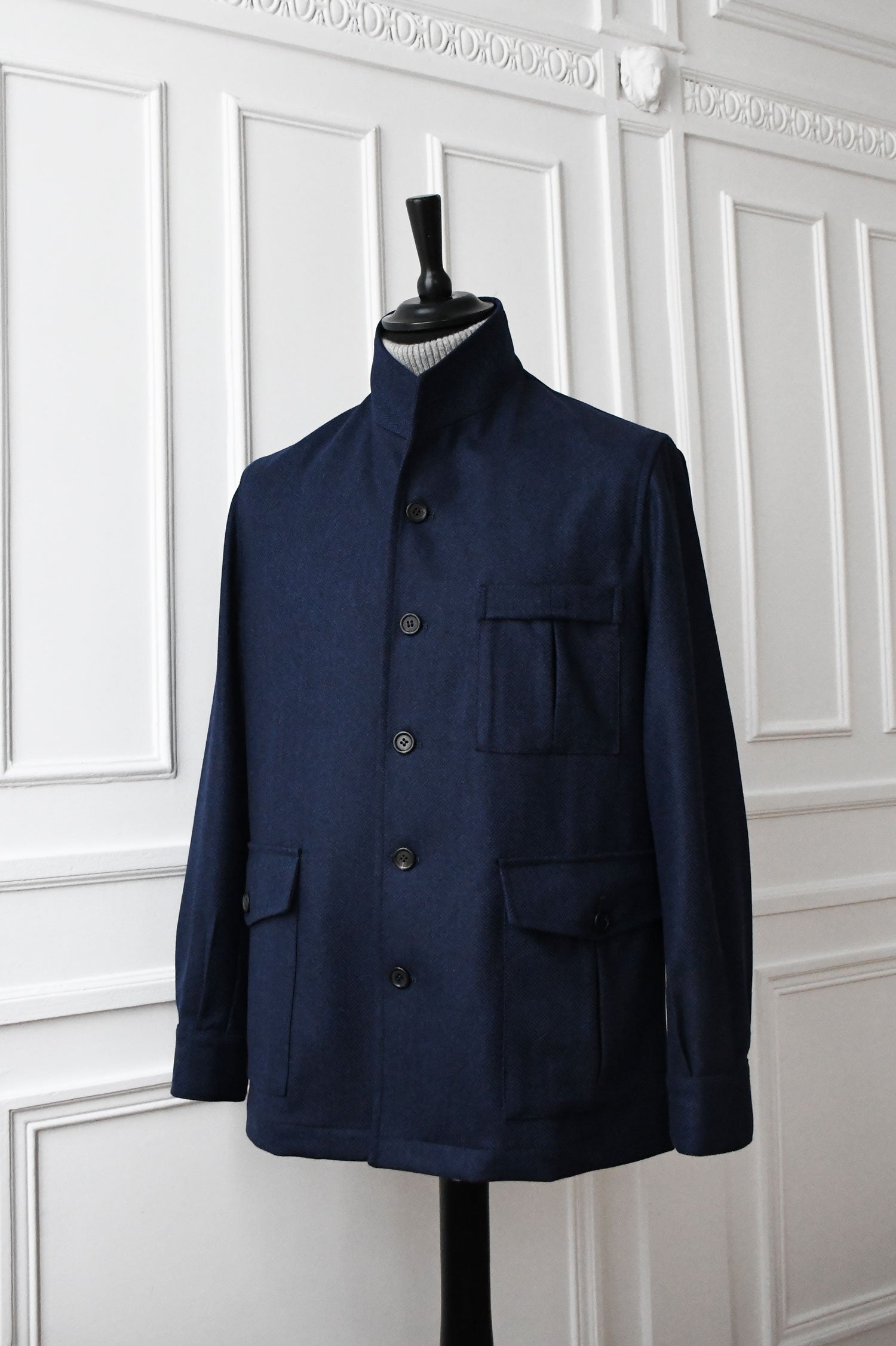 Ardentes Clipei Veste Teba Ardent in navy blue with chevron pattern, showcasing a stylish and cozy outerwear piece.