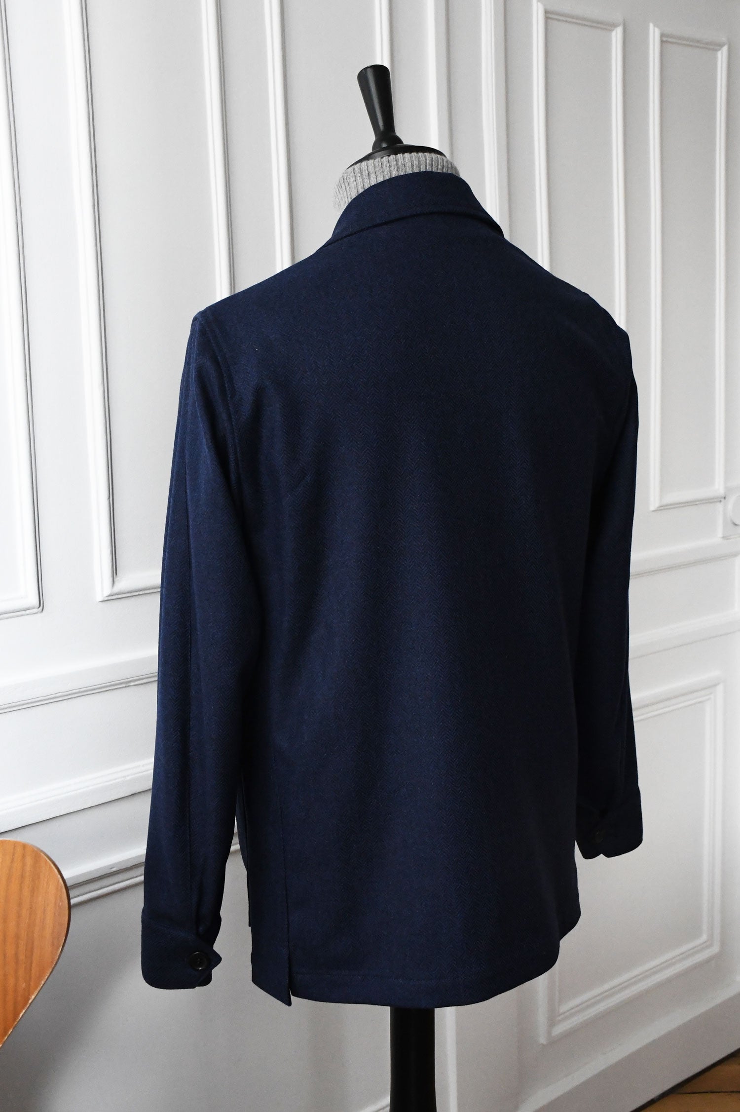Ardentes Clipei Veste Teba Ardent in navy blue with chevron pattern, lightweight outerwear for stylish comfort.