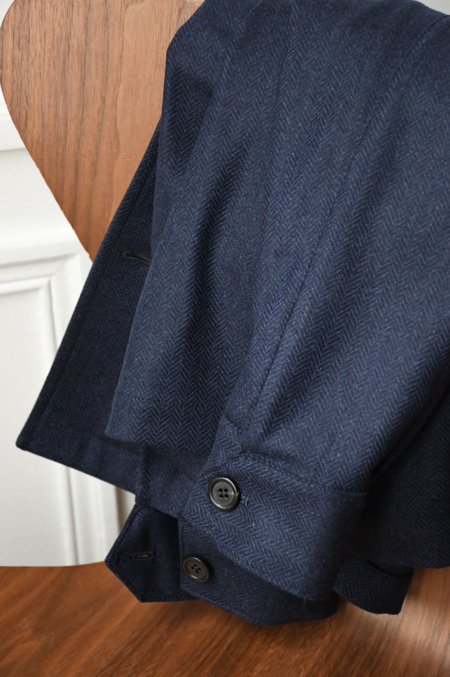 Ardentes Clipei Veste Teba Ardent in navy blue chevron pattern, lightweight jacket with front pockets and zipper closure.