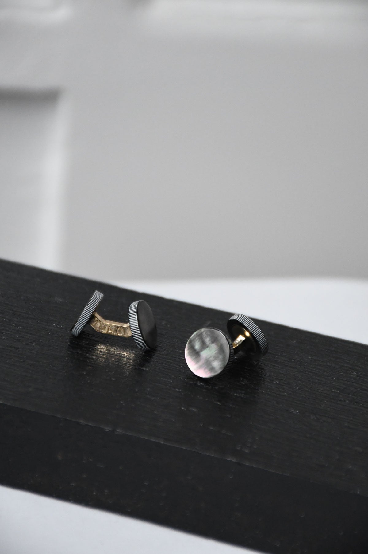 Boutons de manchette nacre grise cannelée – Samuel Gassmann x Ardentes Clipei, accessoire chemise habillée