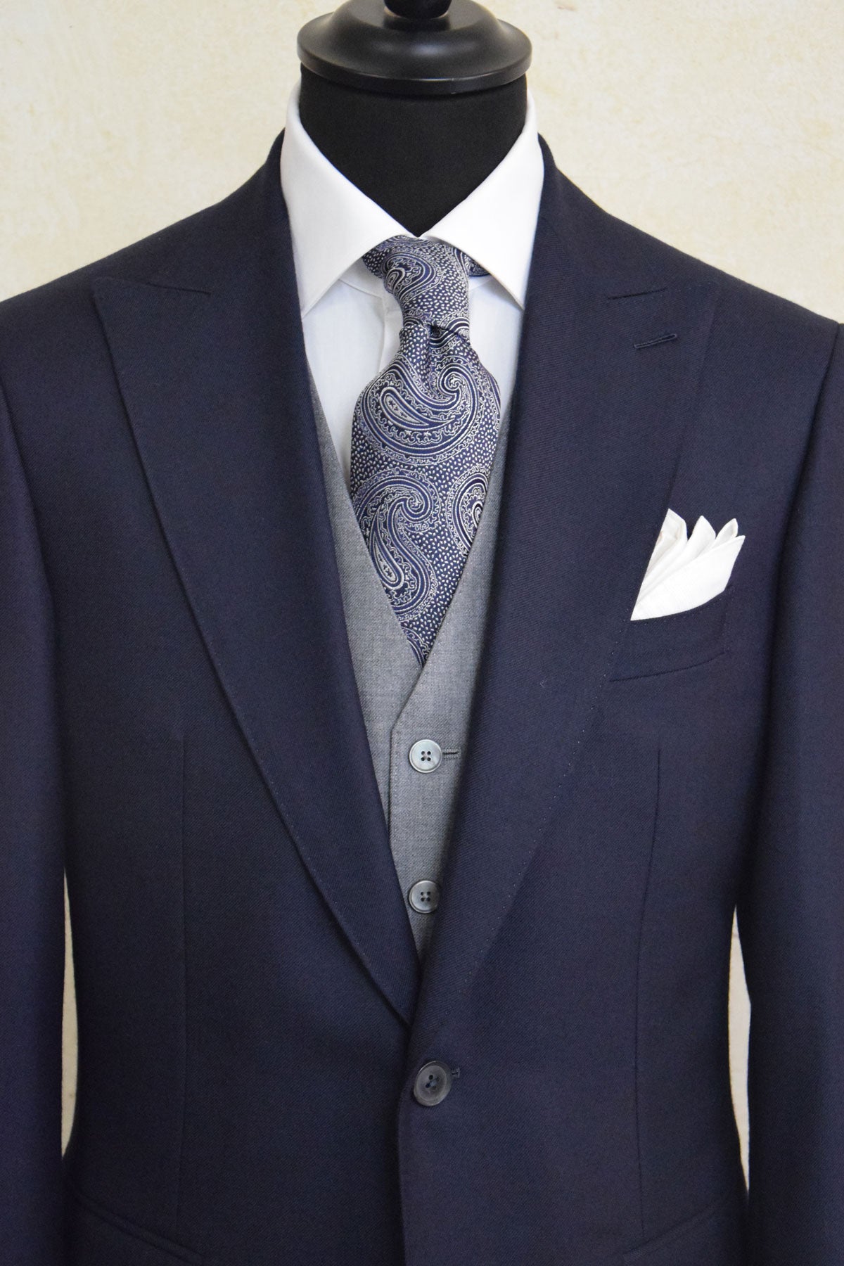 Costume trois pièces gilet contrastant sur mesure – Ardentes Clipei Paris