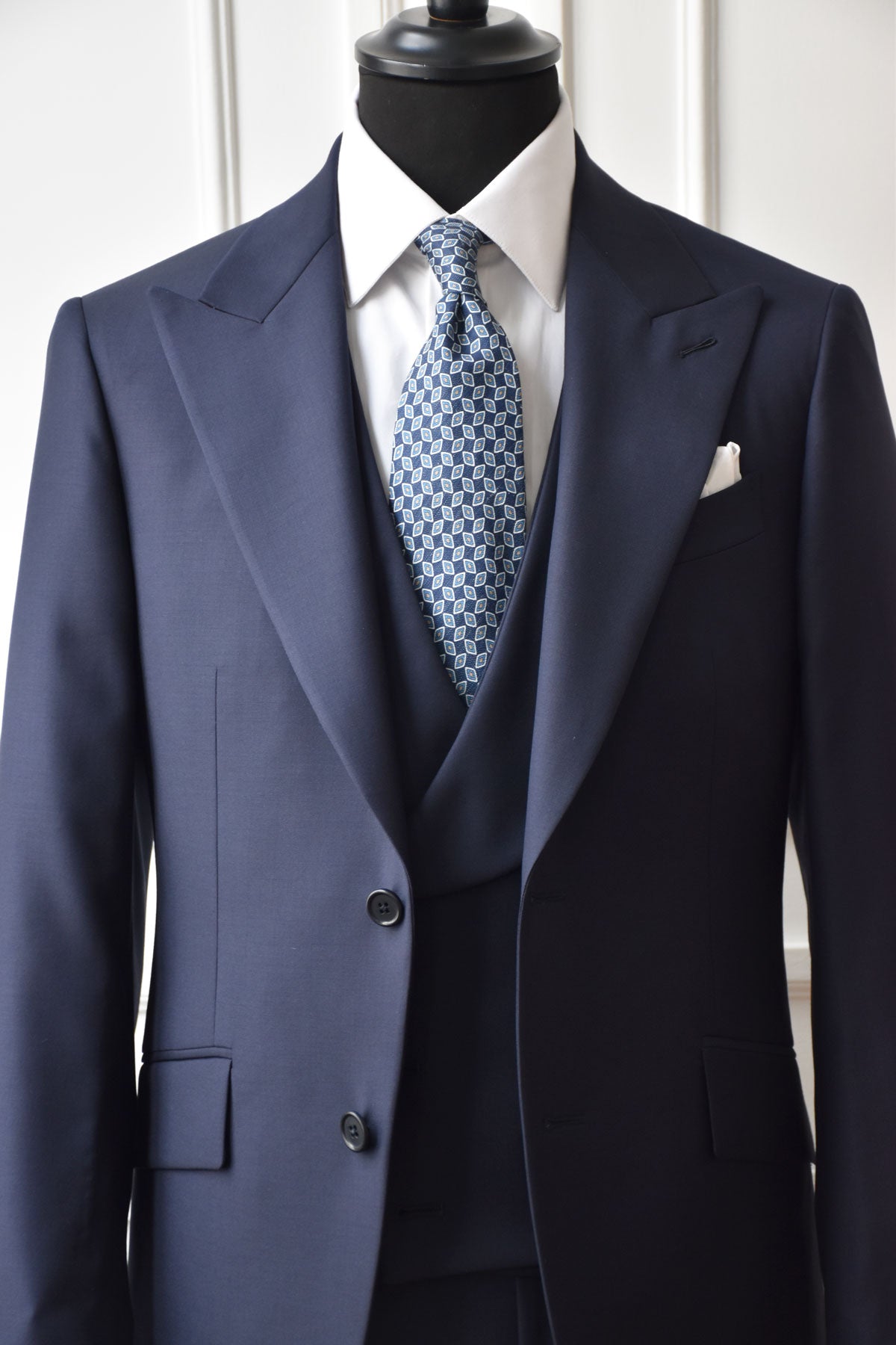Costume trois pièces sur mesure bleu marine – revers en pointe – Ardentes Clipei