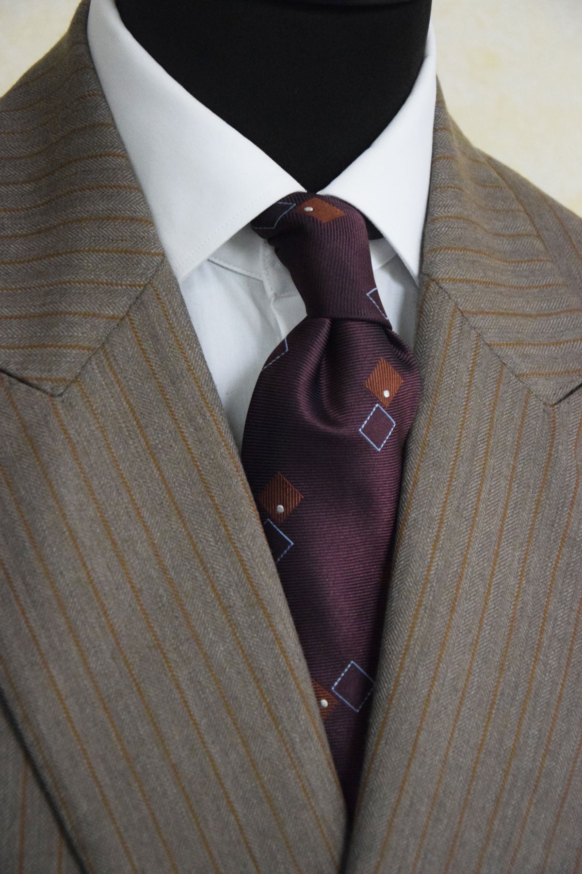 Cravate bordeaux jacquard motif géométrique portée avec costume – Ardentes Clipei