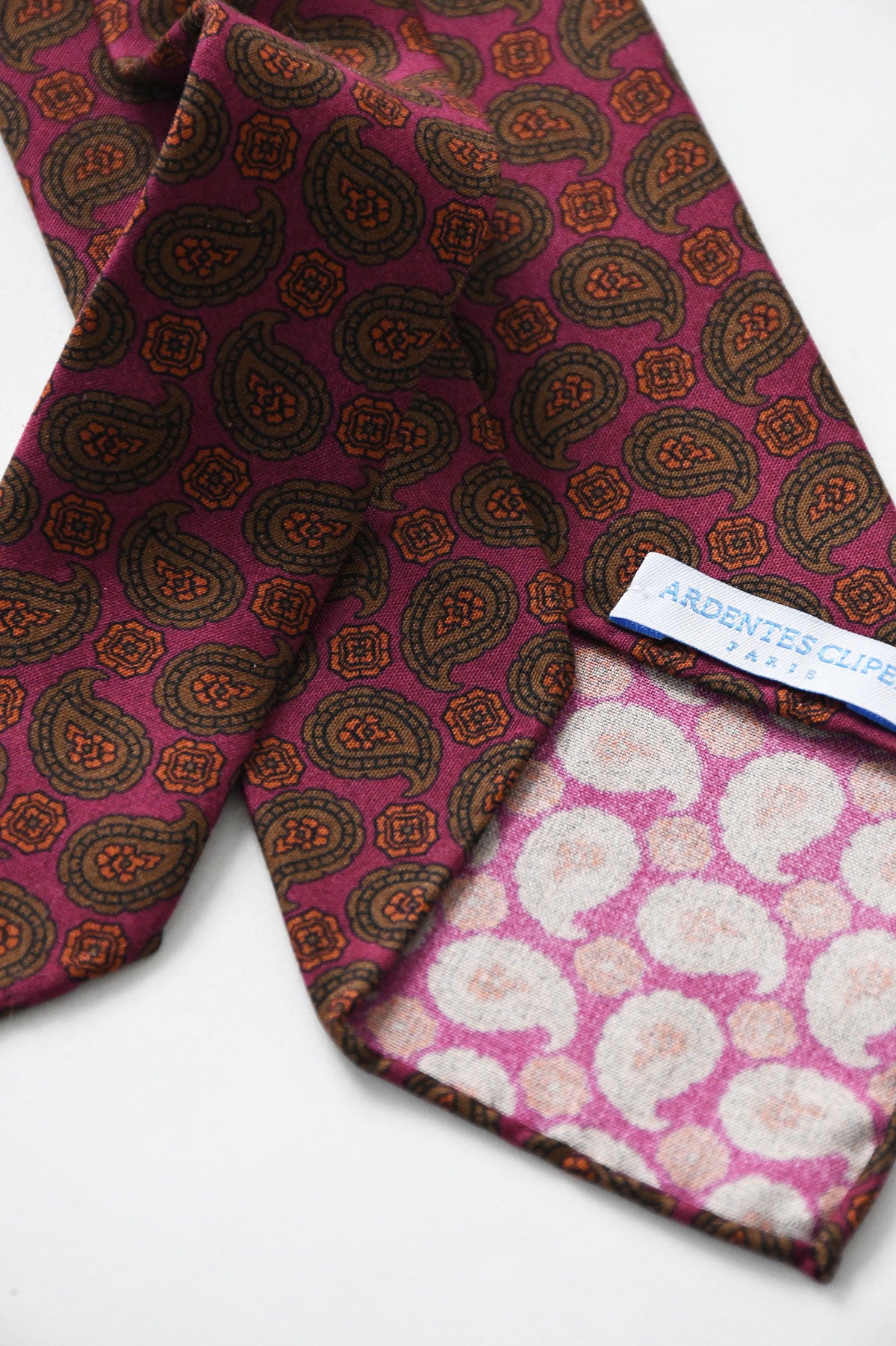 Détail texture paisley cravate framboise kaki soie – Ardent Ardentes Clipei