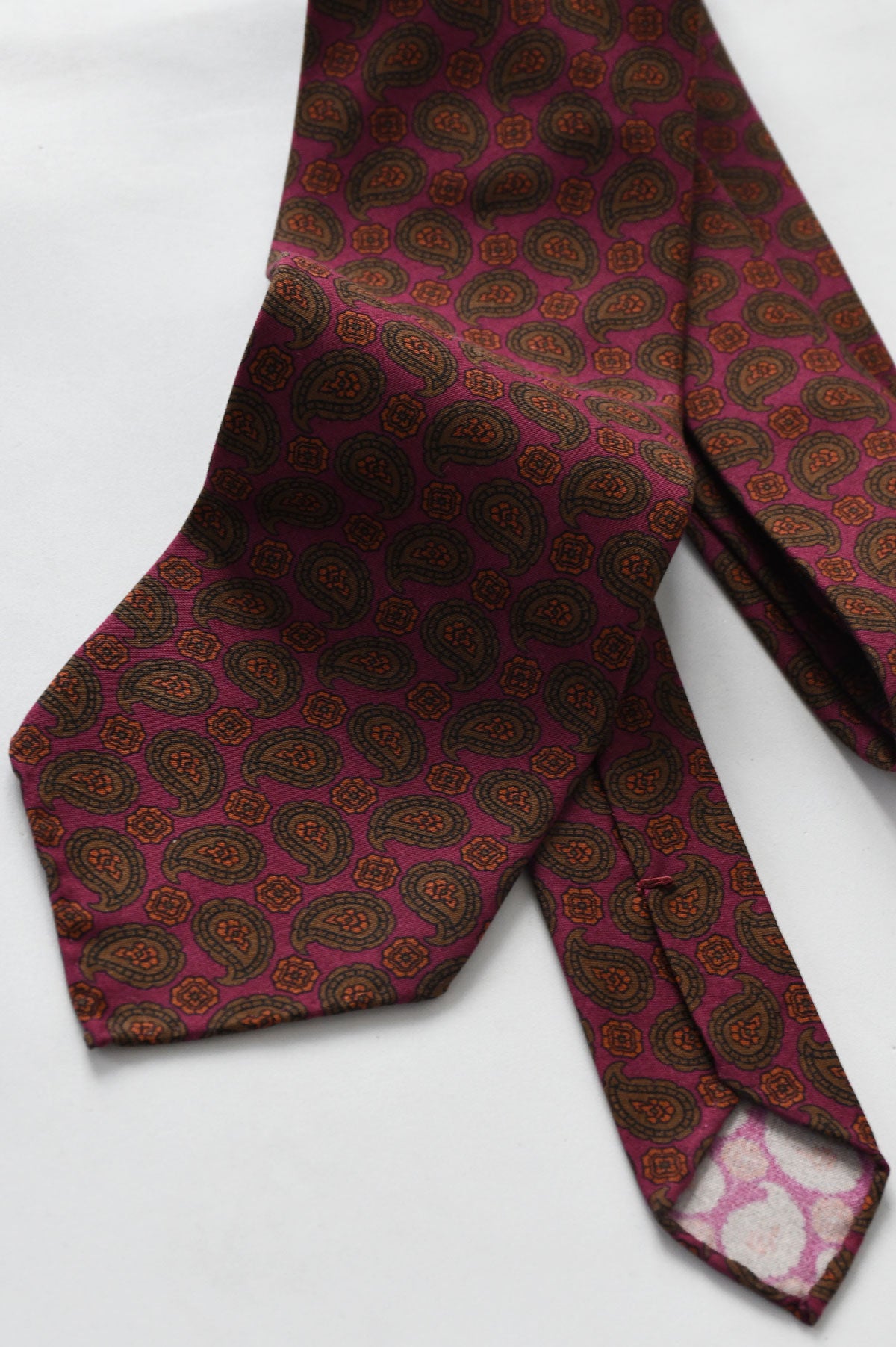 Cravate framboise paisley soie – vue détaillée – Ardentes Clipei Paris